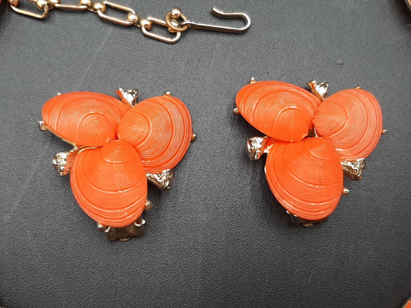 Vtg 60s Coral Acrylic Sea Shell Necklace And Clip-On Earrings Set 16″ Rare Find