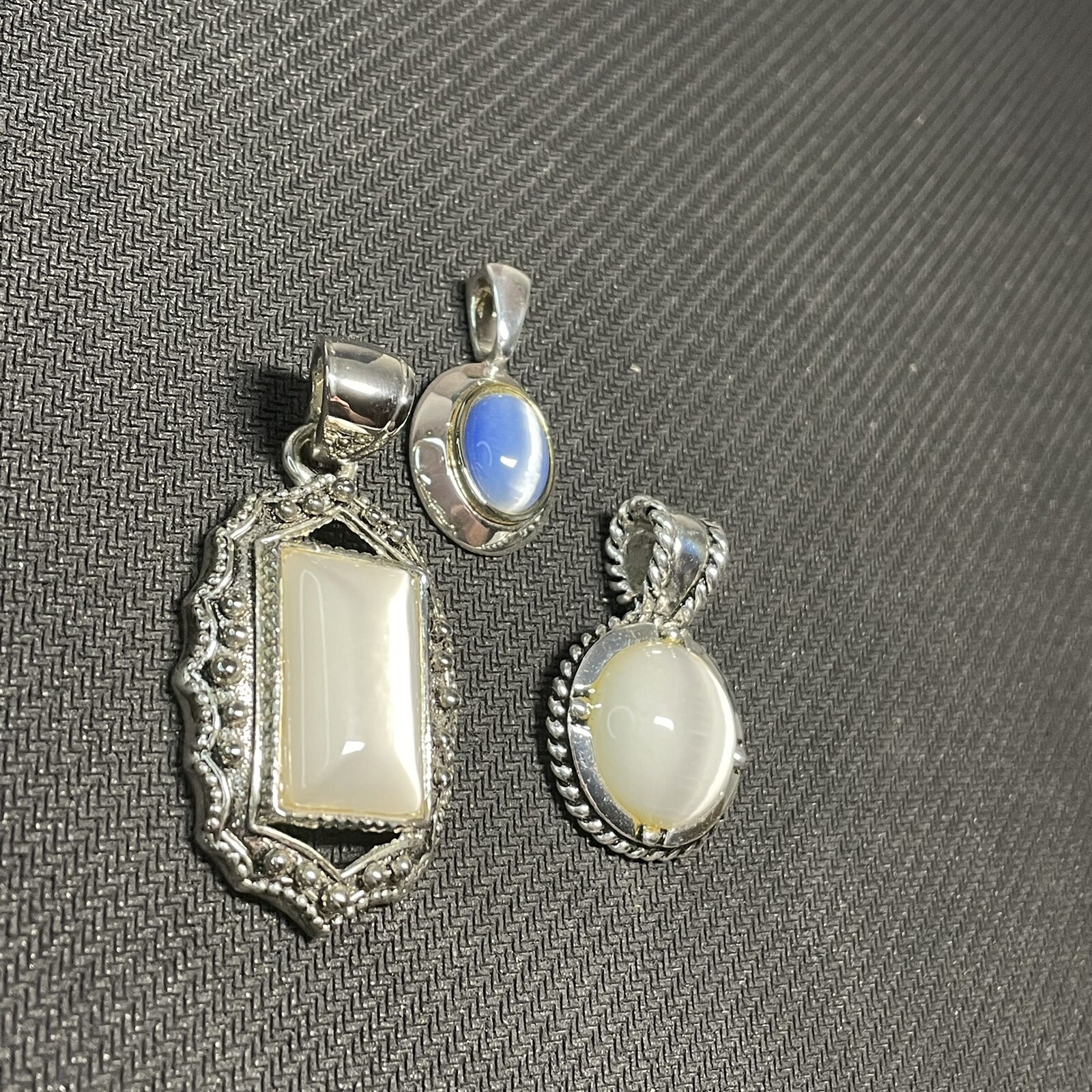 (Set Of 3) – 2 White & 1 Blue Cats Eye Glass Pendant Silver Tone – No Chains VTG