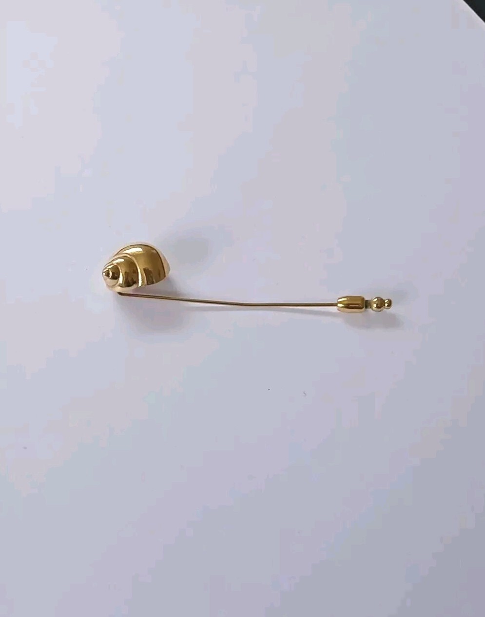 Vintage Crown Trifari Classic Figural Stick Pin, Sculptural Golden Sea Shell 3″
