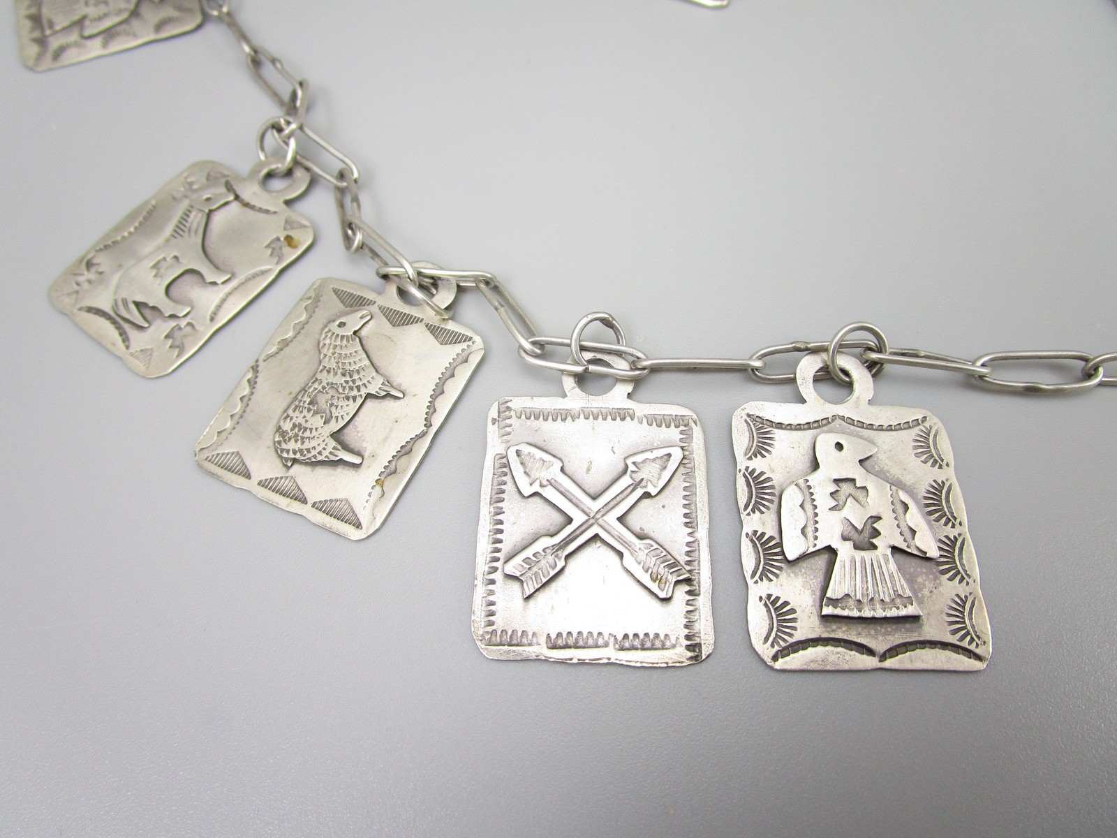 AMAZING 34″ NAVAJO STERLING NECKLACE W/ 15 DOG LUGGAGE TAG DOGTAG CHARMS – 75G
