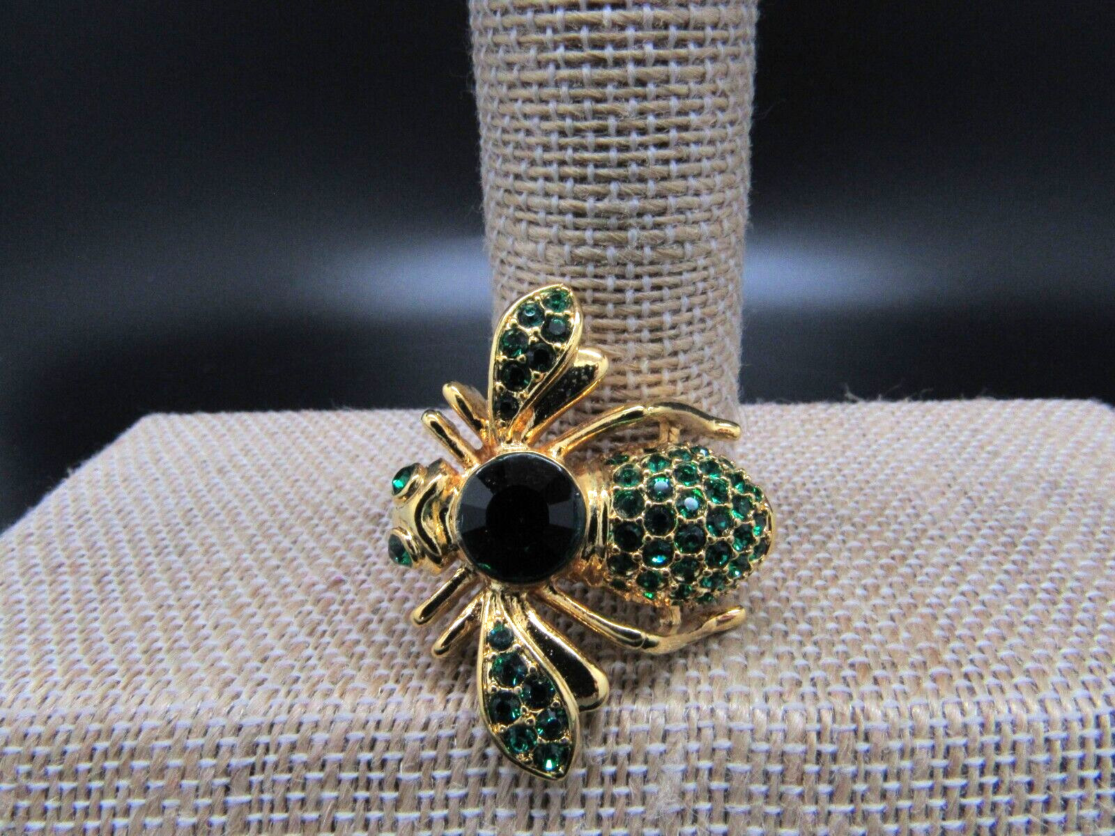 JOAN RIVERS MAY SWARVOSKI CRYSTAL EMERALD BIRTHSTONE BEE BROOCH PIN NEW