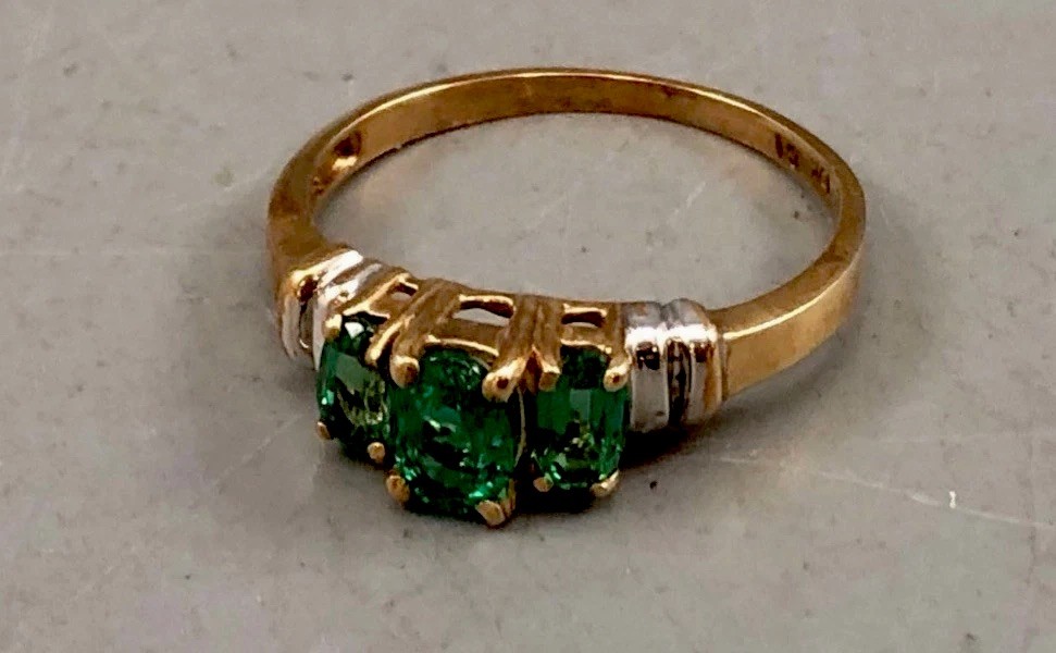 Beautiful 3 Emerald 10k solid gold ring size 8