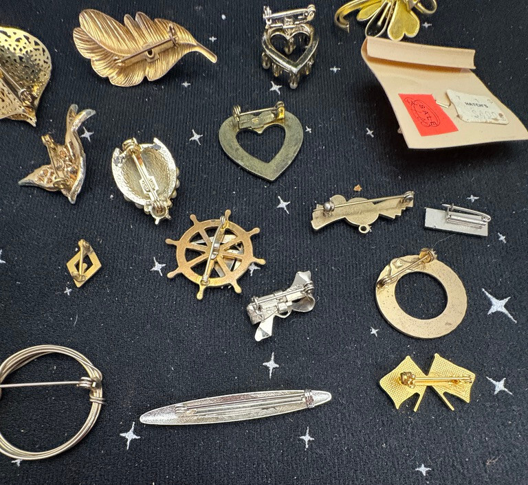 VTG Metal Pins Lot Of 18 Hearts,Stars,Flowers Mostly Gold Color