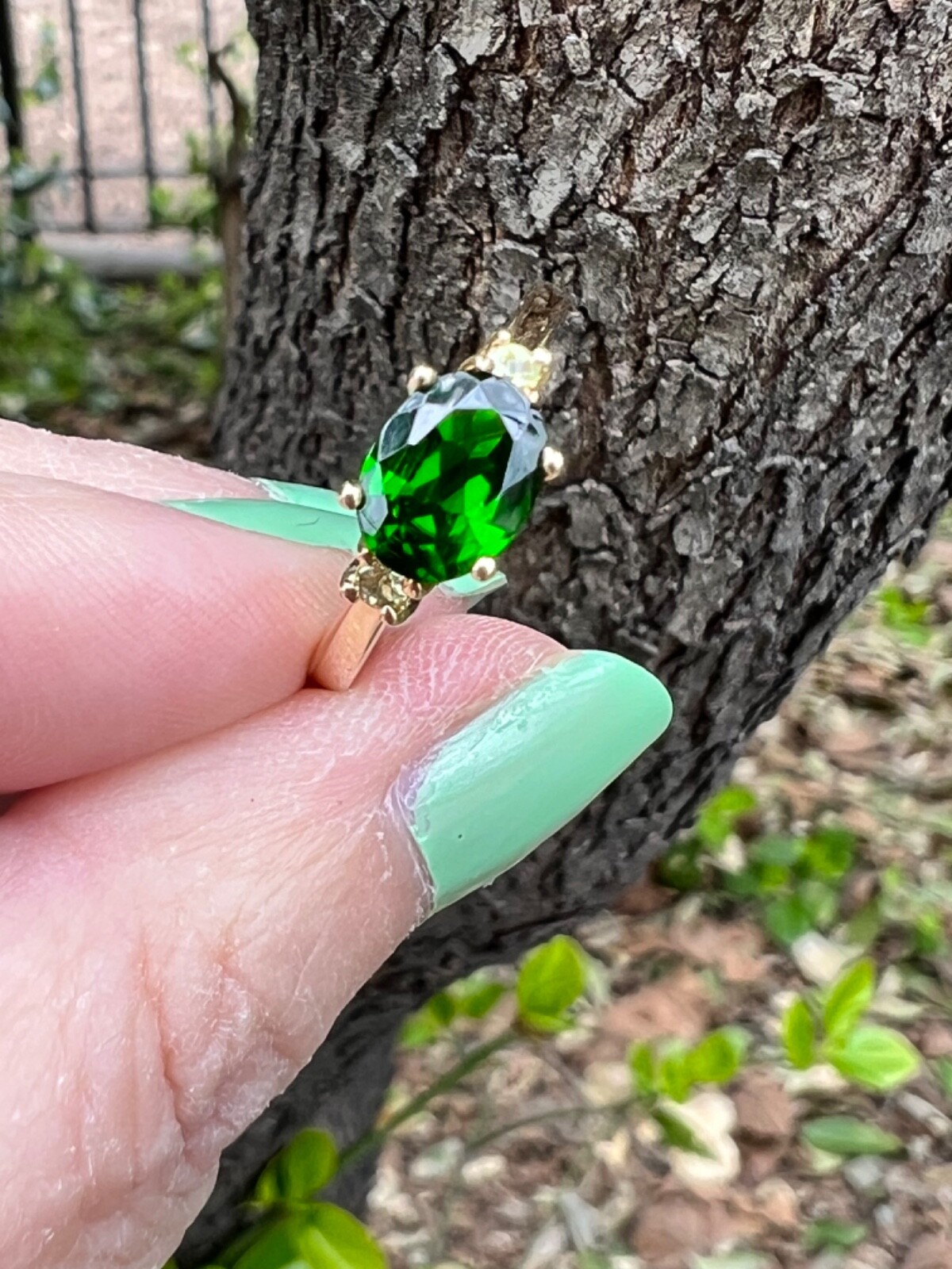 VINTAGE 14K GOLD OVAL EAST WEST SET DESIGN DIOPSIDE VIVID GREEN TOURMALINE RING