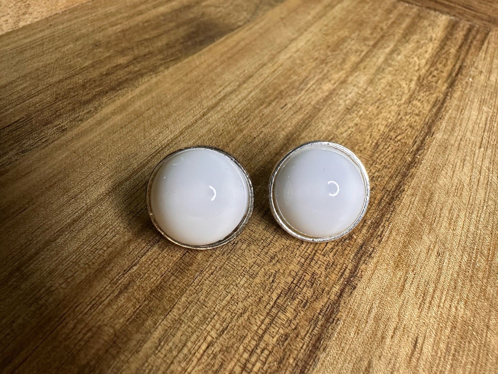 Vintage Round Silver Tone With White Plastic Clip On Earrings