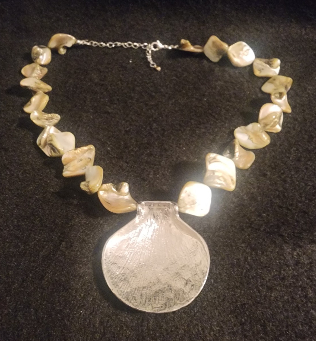 Nice Beautiful Vintage Stone & Silver Shell Necklace Great Colors & Details