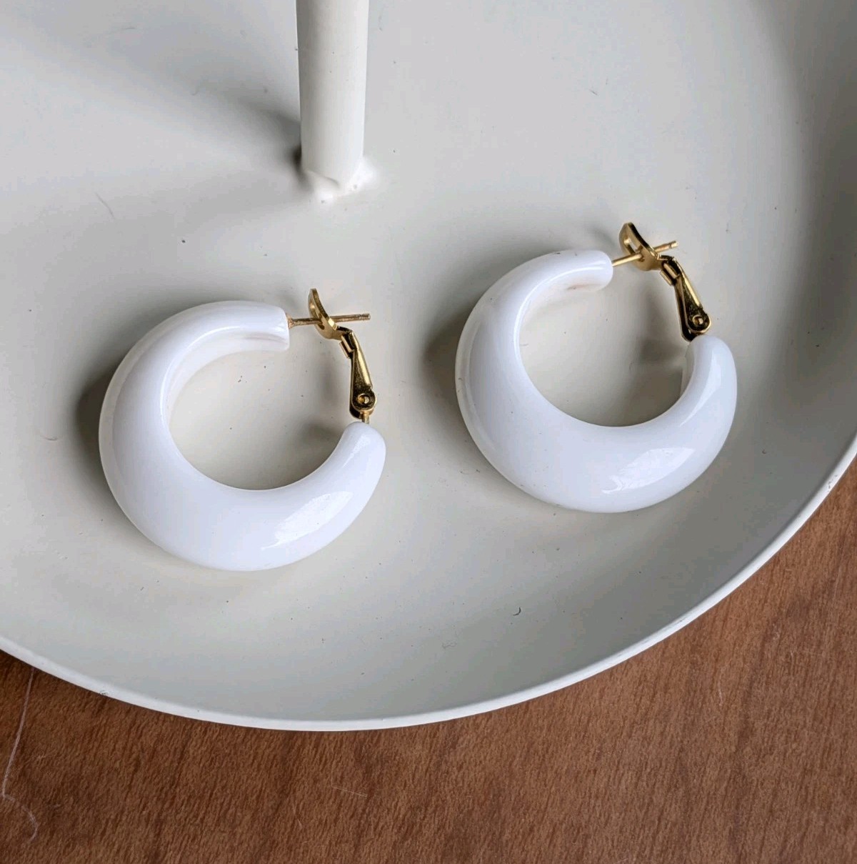 Vintage Classic TRIFARI Acrylic WHITE Hoop Gold Tone 1 ¼” Pierced Post Earrings