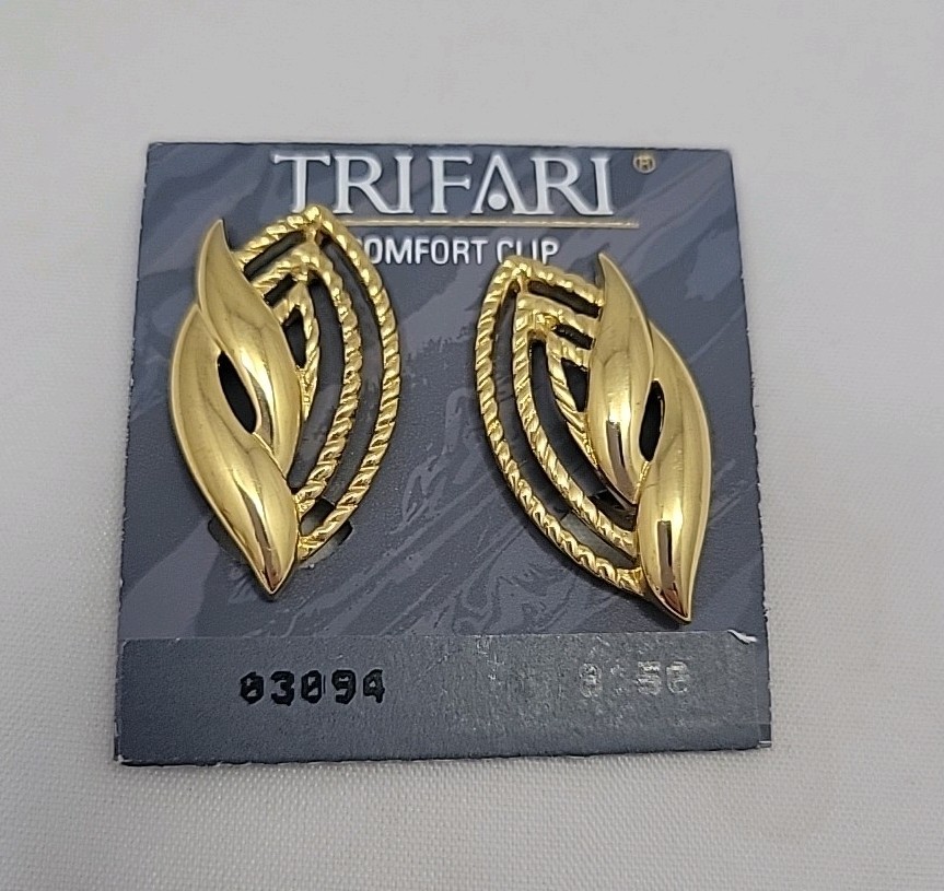 TRIFARI Gold Tone Clip on Earrings Signed Vintage Jewelry 1.5″