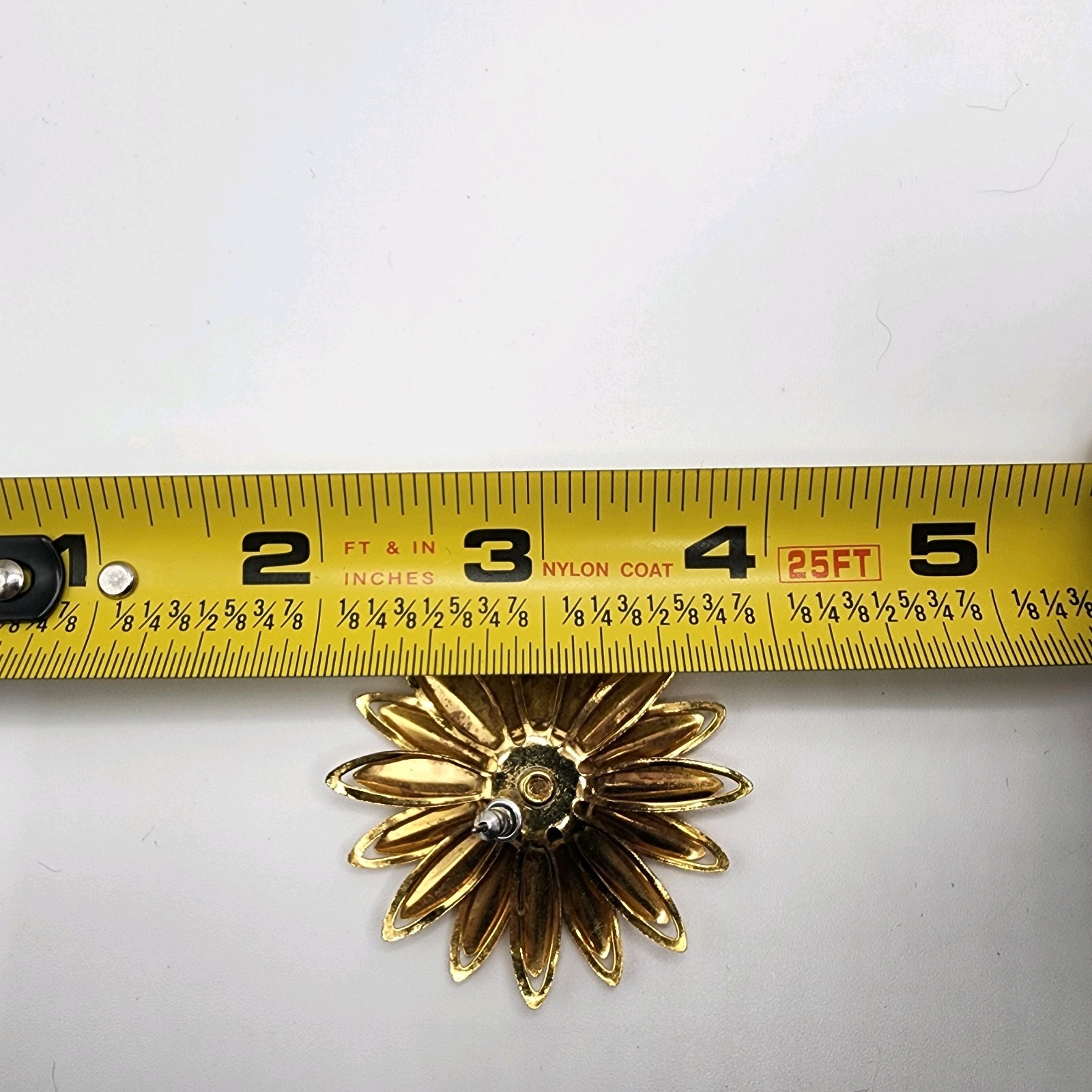 Vintage Daisy Flower Earrings Metal Gold Tone Cream Enamel Retro Stud Cute