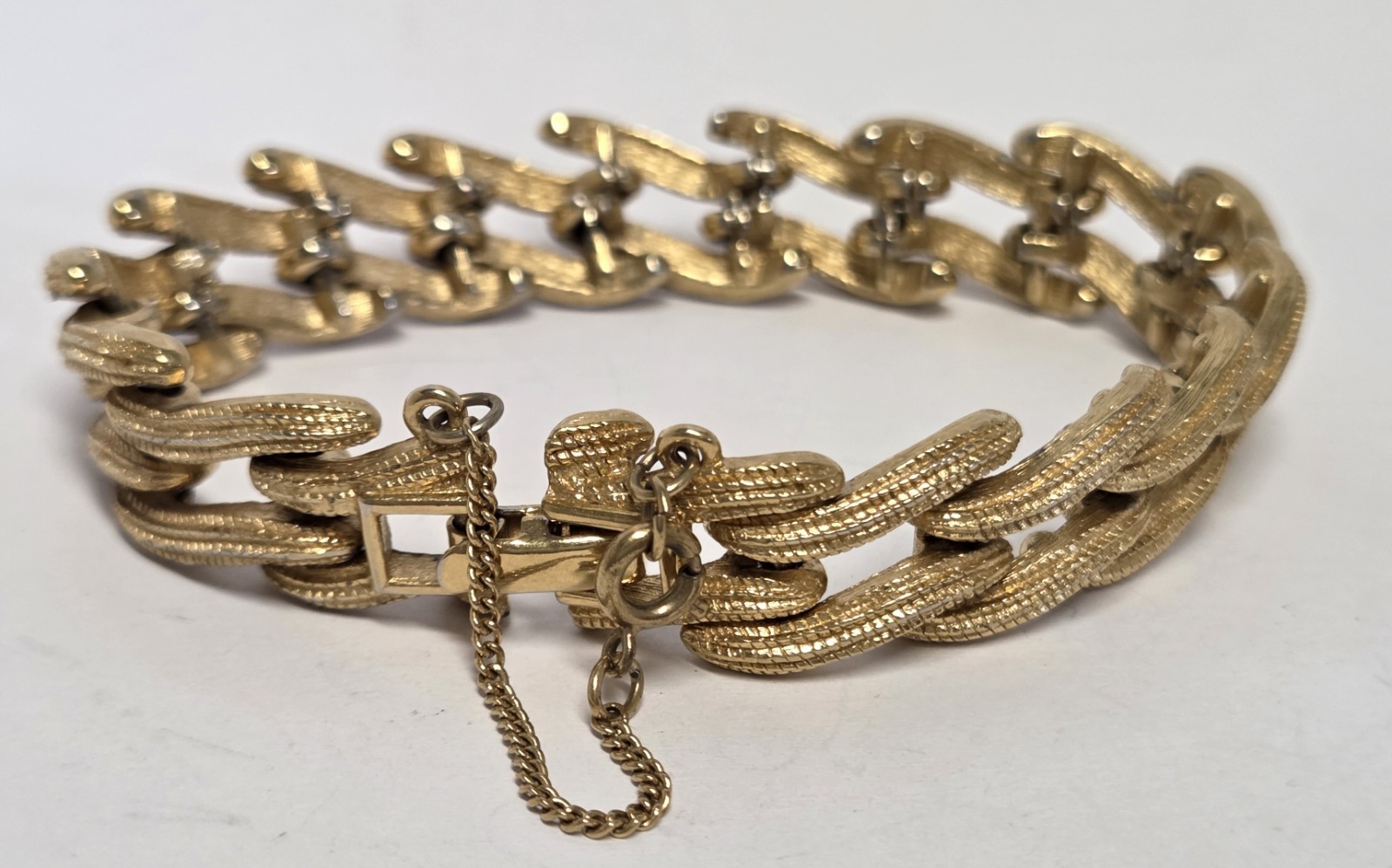 Vtg MONET Textured Wavy Double Row Bracelet 1/2″ w Gold Tone Safety Chain 7.25″