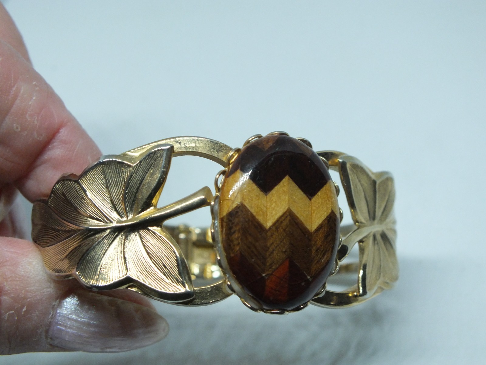 Beautiful Clamp Bracelet Gold Tone Wood Look Cab 1″ Wide x 2 1/4 Across ID