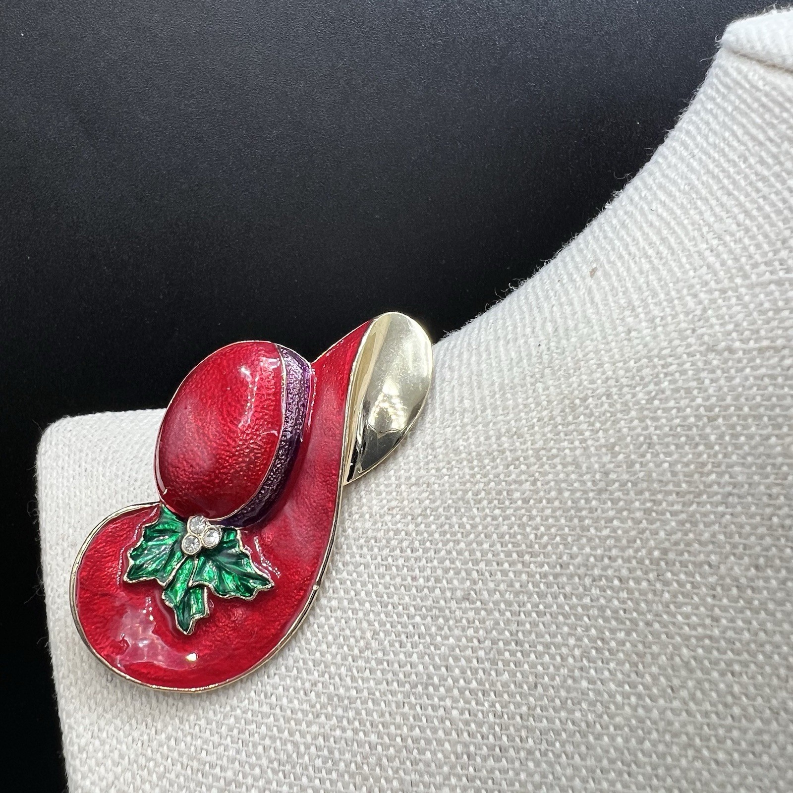 Vintage Red Hat Brooch Enamel Holly Rhinestone Gold Tone Festive Pin Y2K 1990’s