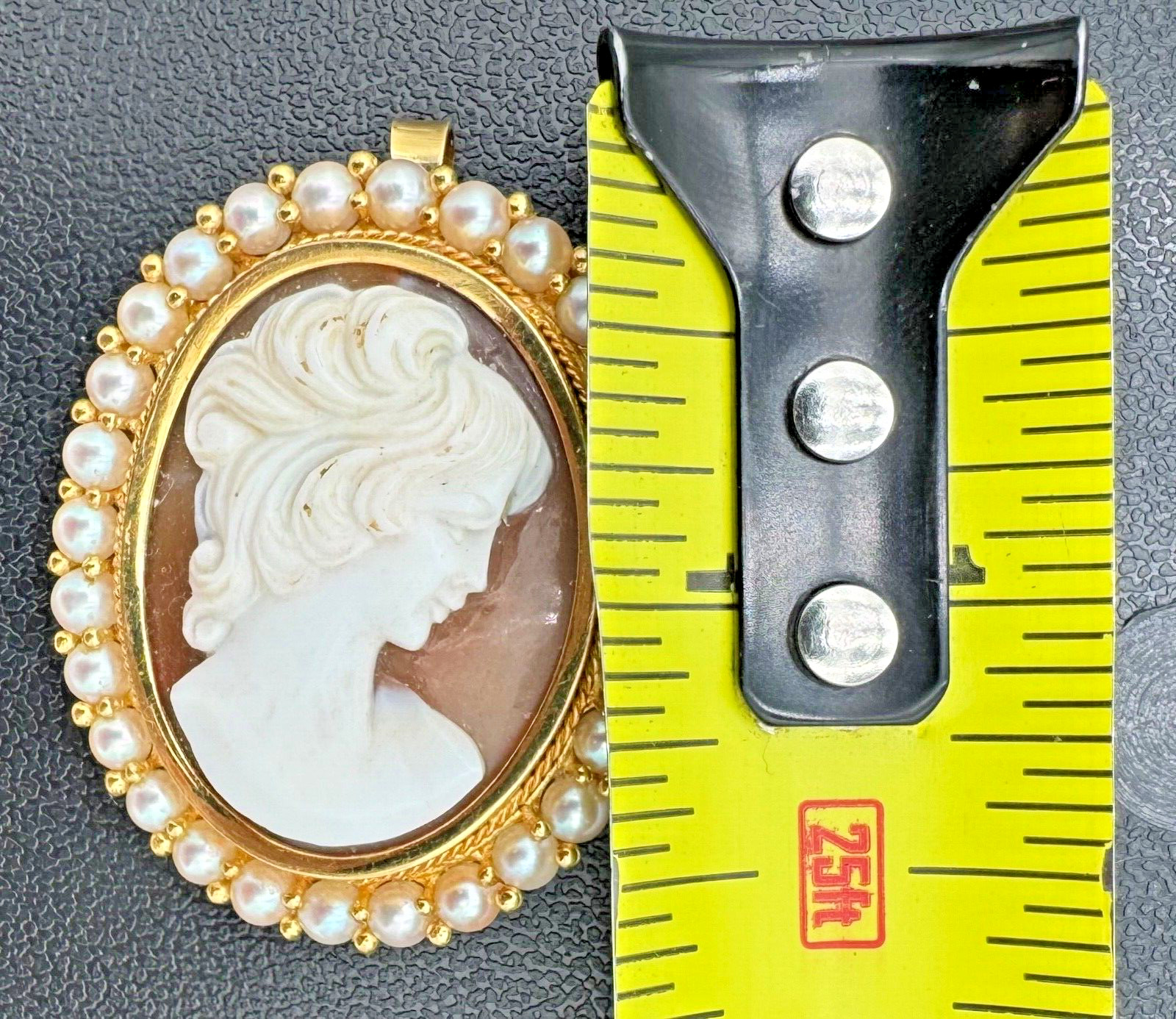 Antique 18kt Yellow Gold Cameo 39mm x 32mm Brooch/Pendant with Pearl Border