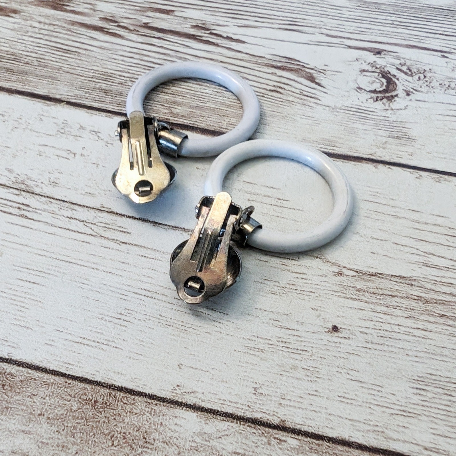 Vintage Clip On Earrings – Off White and Mirrored Silver Tone Dangle