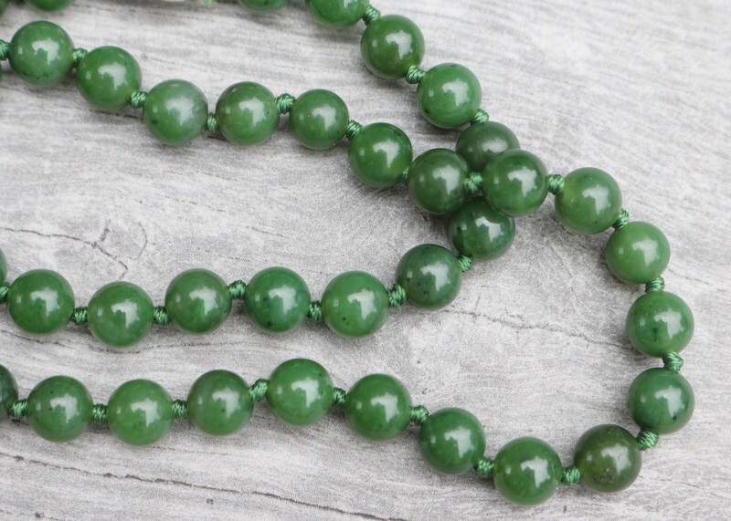 LOVELY VINTAGE SILVER CLASP 8MM GREEN JADE BEAD NECKLACE 17.5″ LONG