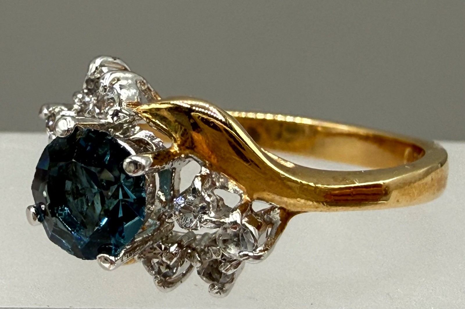 ESTATE VINTAGE 14K GOLD PLATED ROUND CUT BLUE CRYSTAL DIAMANTE CLUSTER RING SZ 8