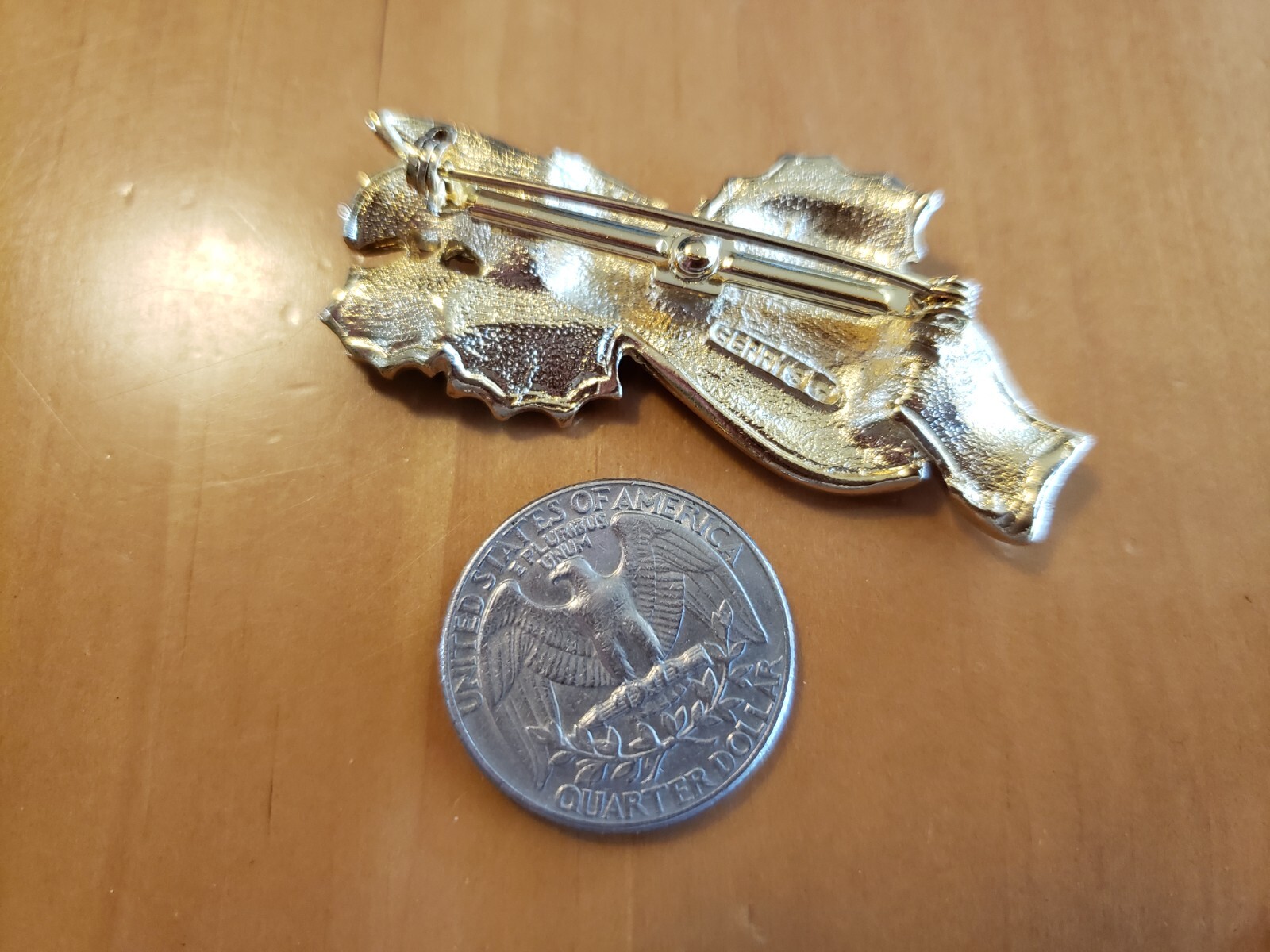 VINTAGE GERRYS CHRISTMAS GOLDPLATE BANNER HAPPY HOLIDAYS PIN BROOCH COLLECT-2.1″