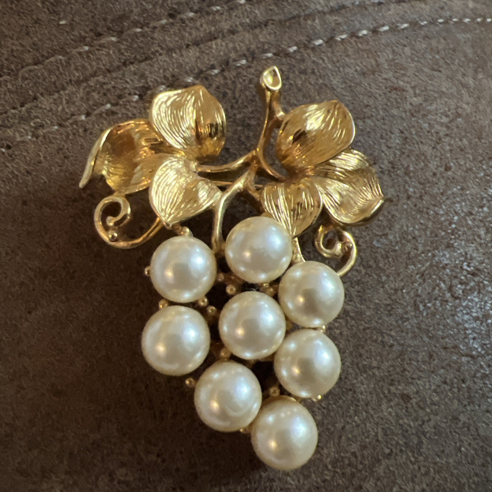 Beautiful Vintage Pin/Brooch Bunch Of Grapes Gold Tone With Faux Pearls