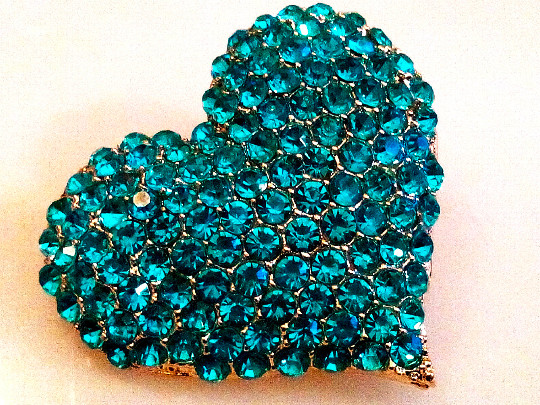 VALENTINE’S HEART BROOCH!Sparking Faceted Blue Crystal Pin.Yellow Gold Tone Set.