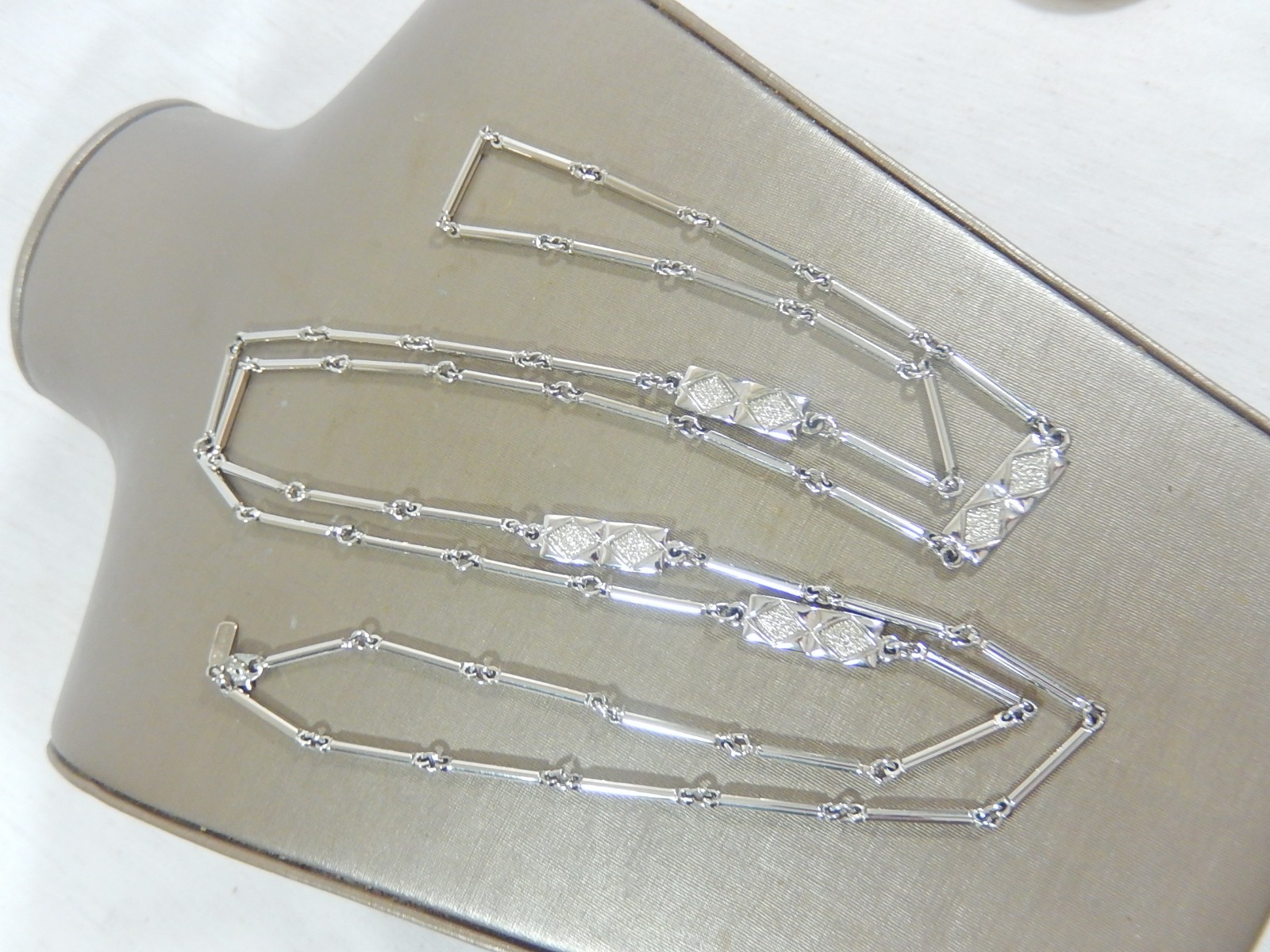 VINTAGE MONET LONG SILVER TONE BAR LINK WITH TEXTURED STATIONS 50″ NECKLACE