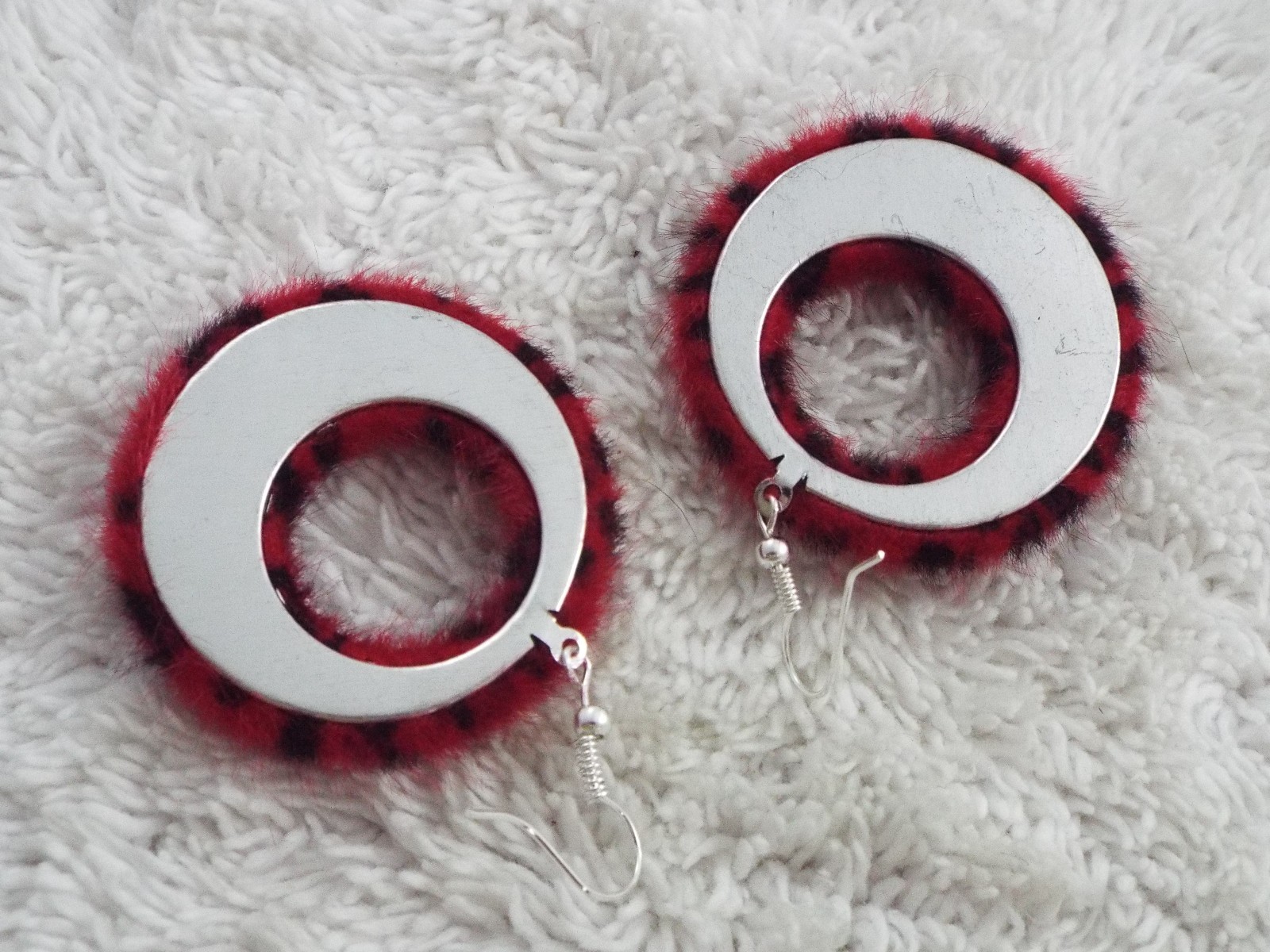 Cheetah Leopard Black Red Faux Fur Hoop Pierced Earrings (B26)
