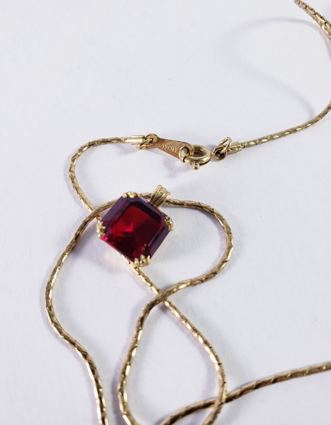 Vintage Avon Gold Tone Ruby Red Square Faceted Glass Stone Pendant Necklace