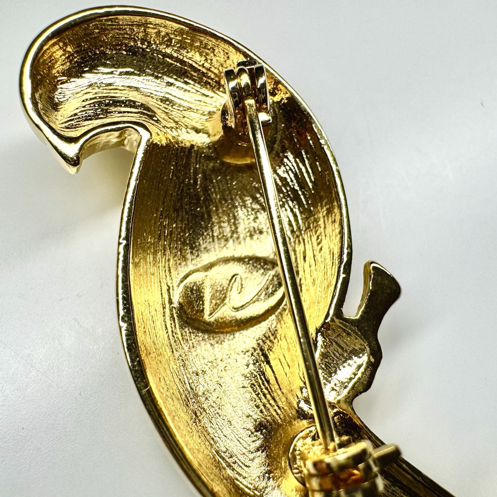 Vtg LIZ CLAIBORNE LC – PARROT Brooch – Colorful Enamel – Polished Gold plate