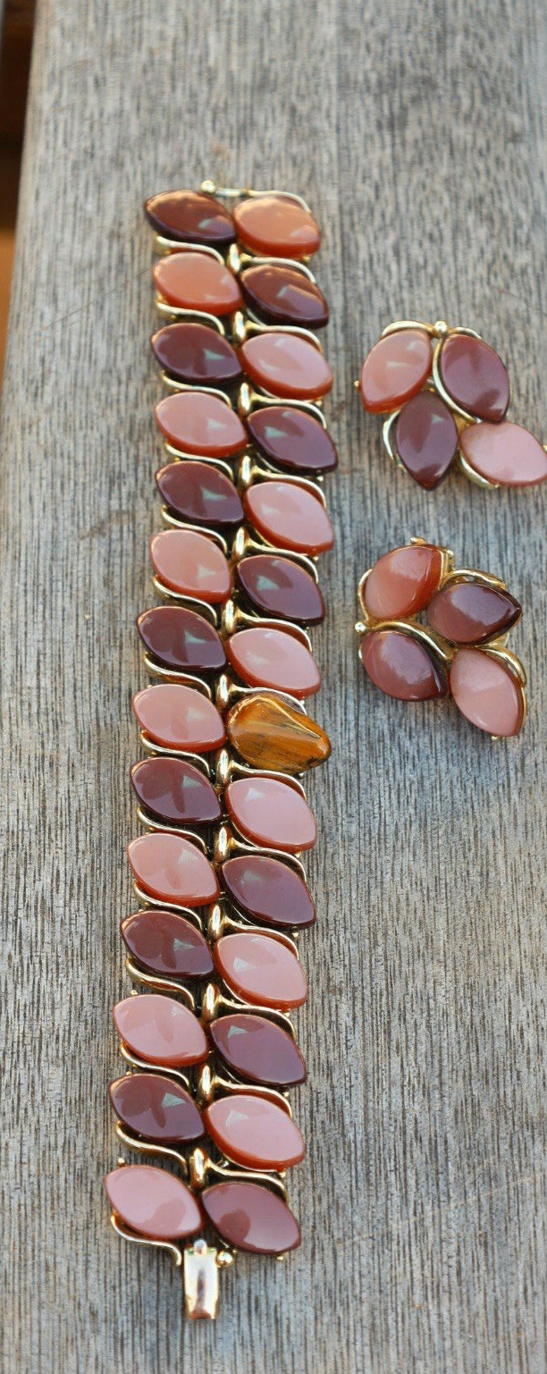 Lisner Thermoset Bracelet Earrings Set Brown Caramel Gold Tone Vintage 1950s