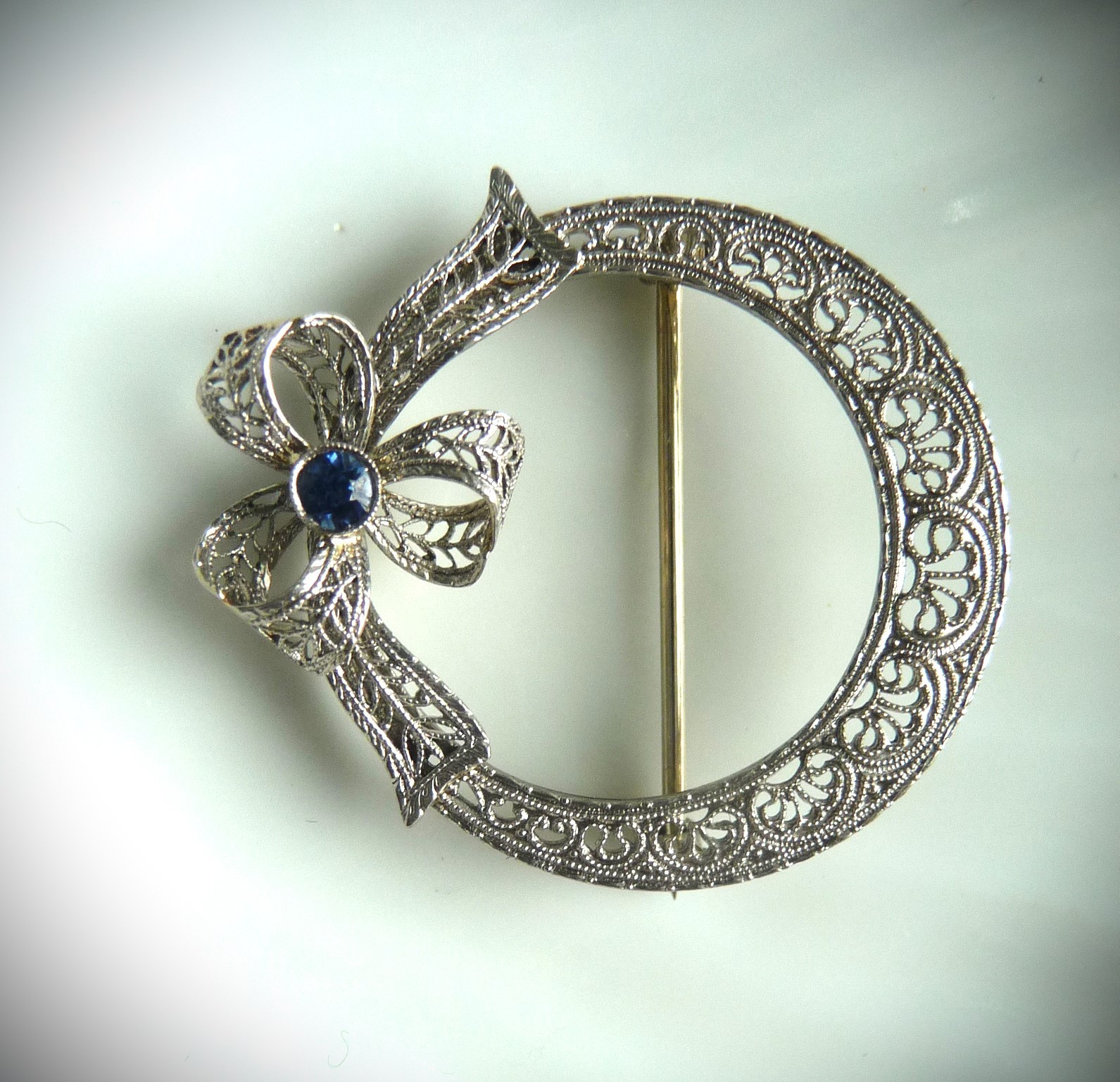 EXQUISITE ANTIQUE CIRCA 1920 14K WHITE GOLD SAPPHIRE BOW FILIGREE PIN BROOCH!