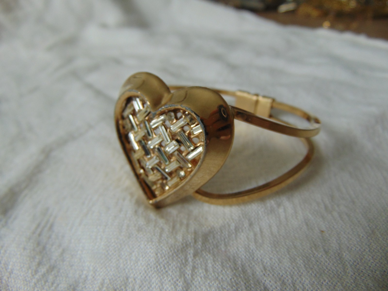 vintage gold tone clear crystal baguettes basketweave design heart clamper