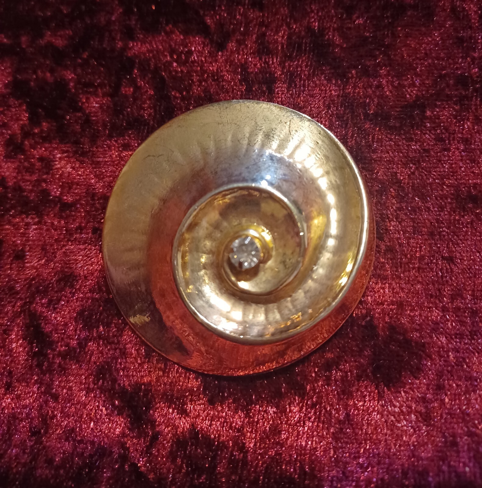 Vntg Gold Tone Shell Brooch Rhinestone Center Lightweight Round Diameter 1.75″