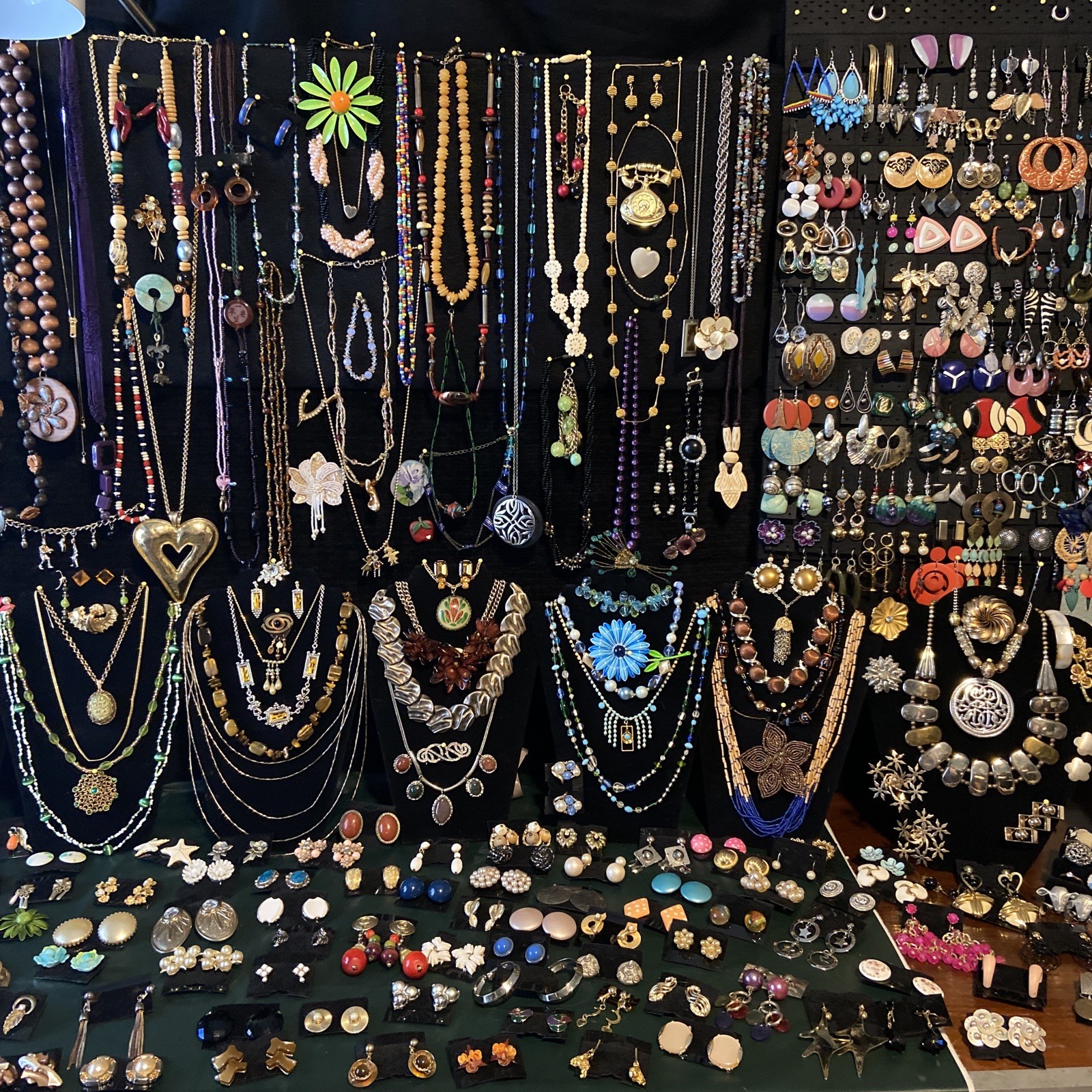 Fabulous 443 Piece Lot Of Vintage + Modern Fashion Costume Jewelry Nice Pieces