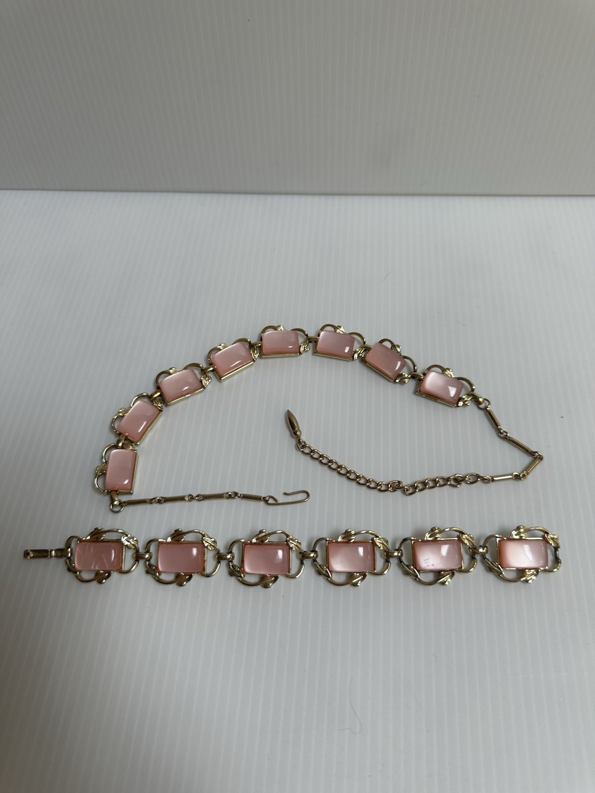 VTG 1950 SIGN CORO SET NECKLACE 17”BRACELET 7’ GOLD TONE THERMOSET PINK MOONGLOW