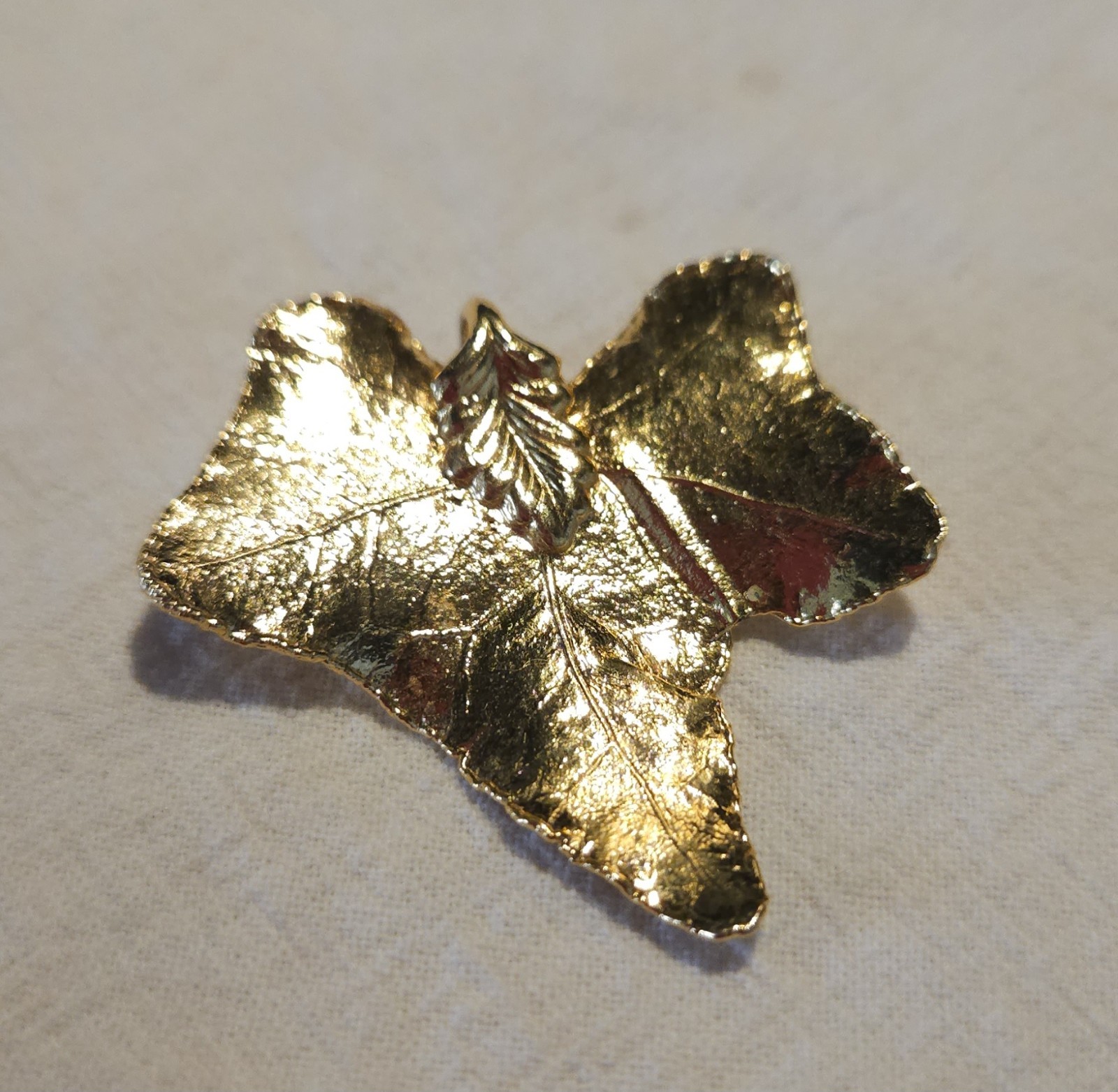 Goldtone Filigree Metal Leaf Pendant Necklace Unsigned Not Marked Vintage