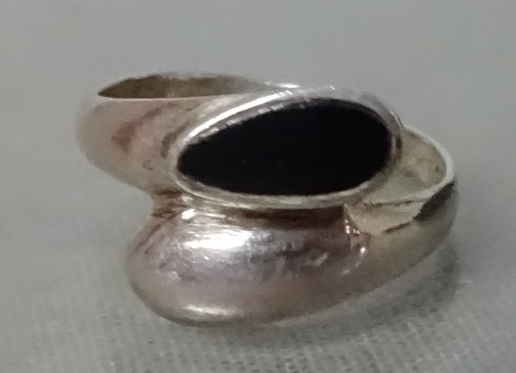 Curvy Vintage Sterling Silver Ring With Black Onyx Setting Signed CW ~ Size 7