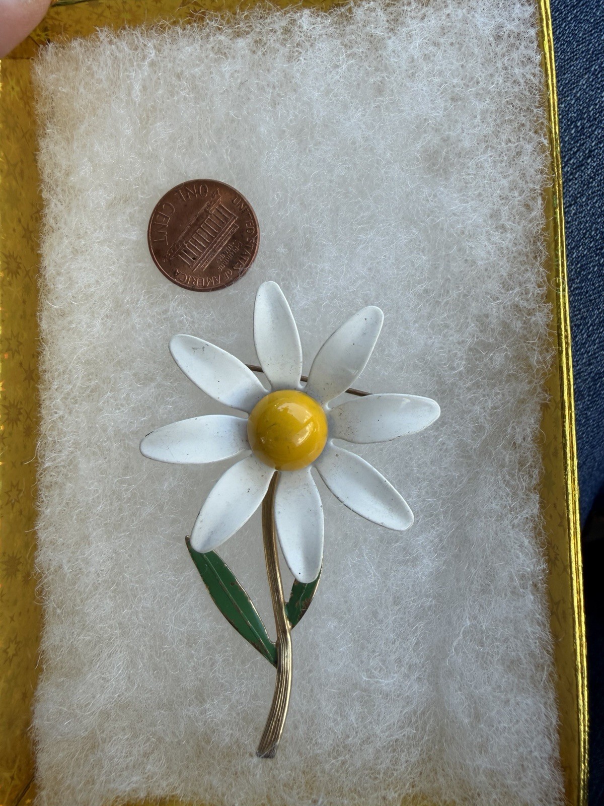 Vintage Enameled White/Yellow Daisy Flower Brooçh. Retro 1970’s Vibe Pre-owned