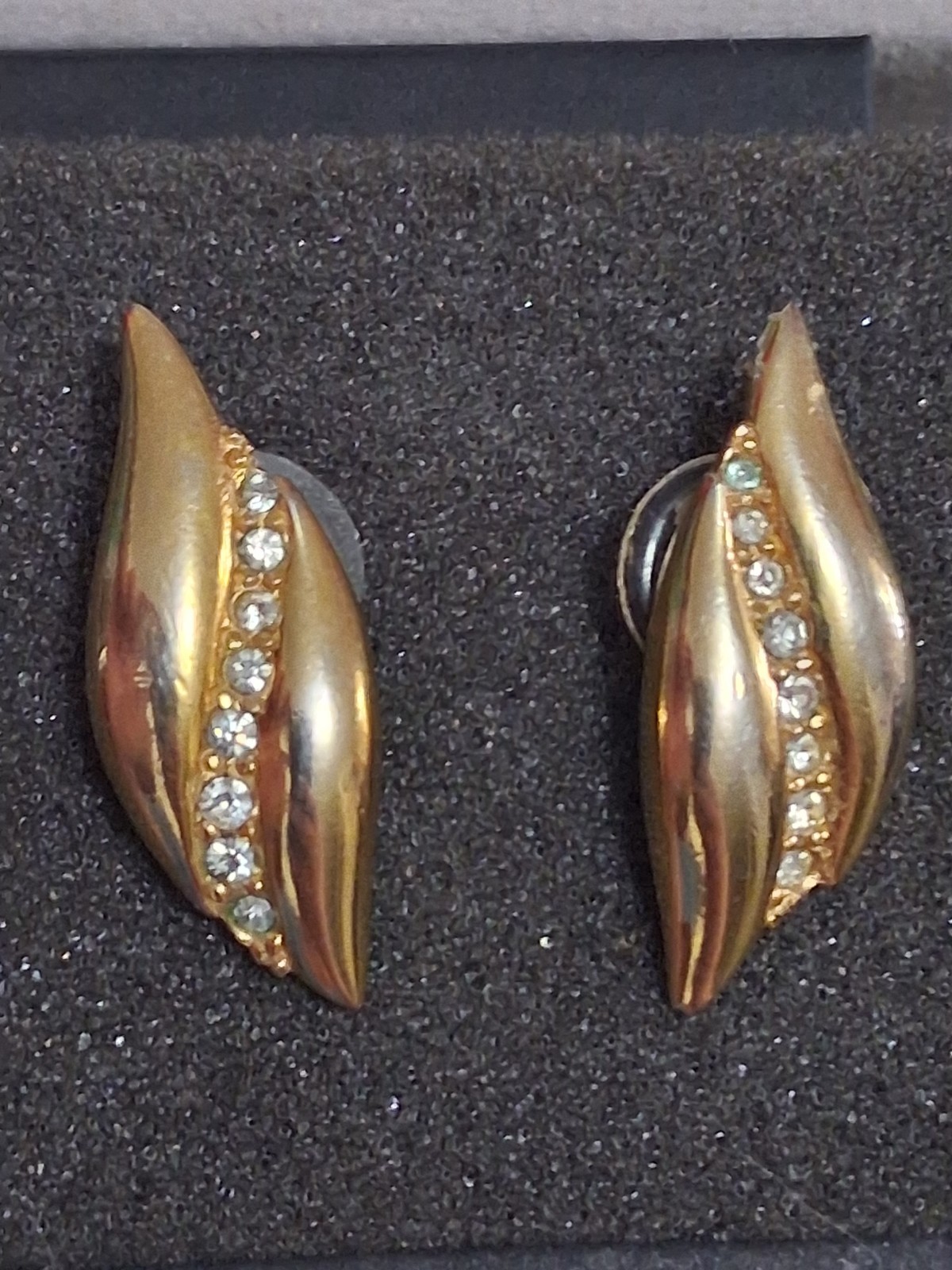 Vintage curved rhinestone accent earrings polished gold tone s