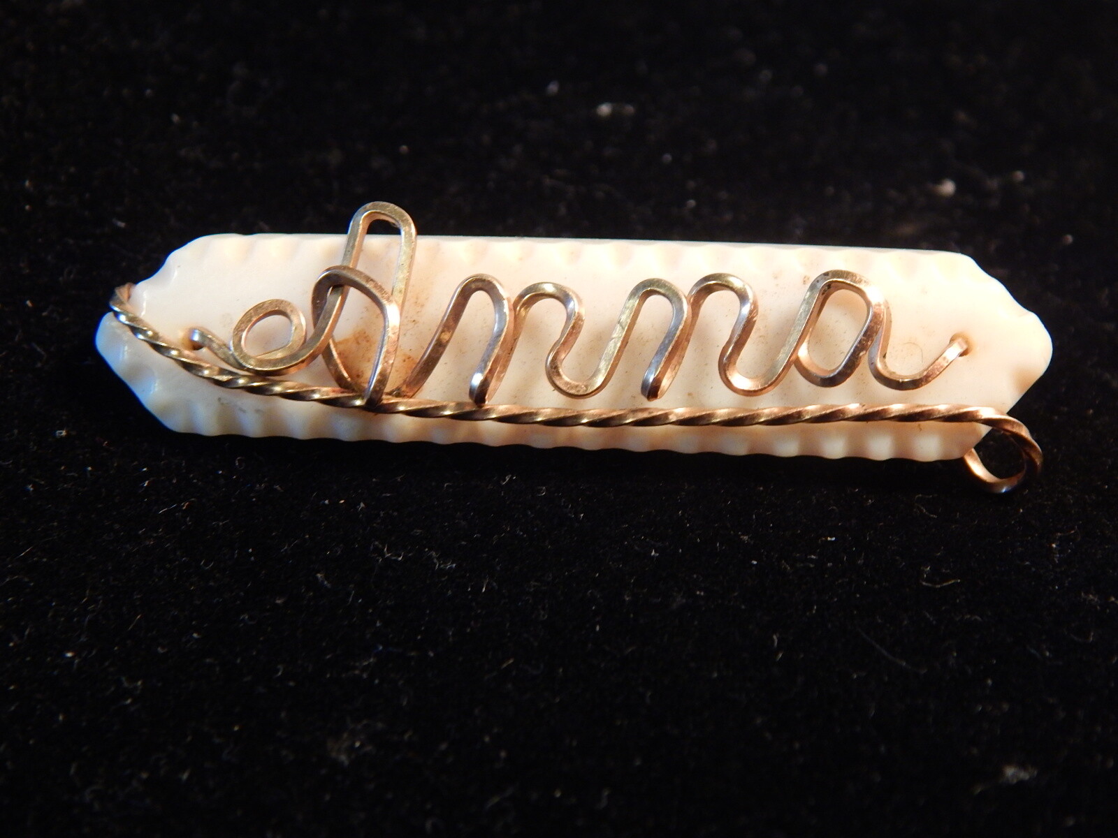 VTG 1930S TO 1950S ANNA GOLD TONE WIRE SCRIPT PIN BROOCH CARVED MOTHER OF PEARL