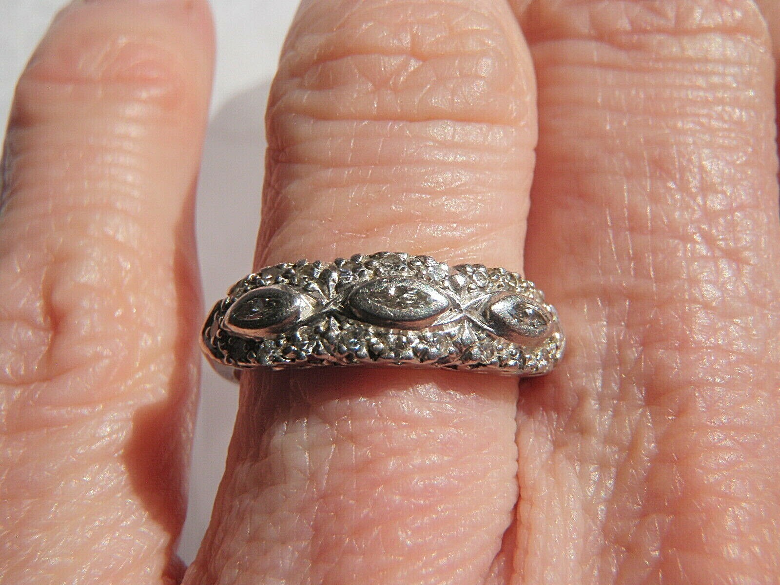 RARE LOVELY ART DECO ANTIQUE PLATINUM DIAMOND WEDDING BAND or RIGHT HAND RING!