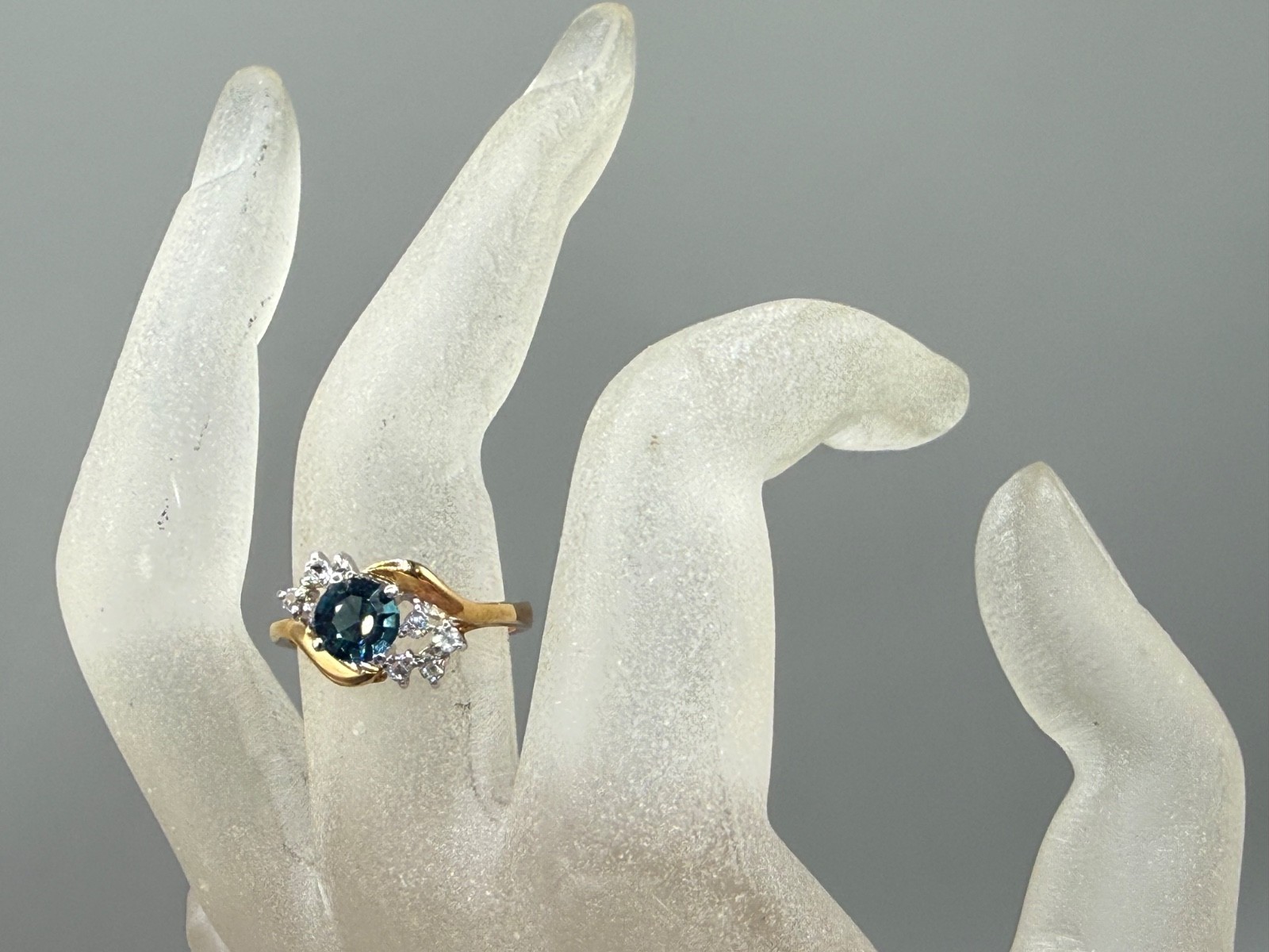 ESTATE VINTAGE 14K GOLD PLATED ROUND CUT BLUE CRYSTAL DIAMANTE CLUSTER RING SZ 8