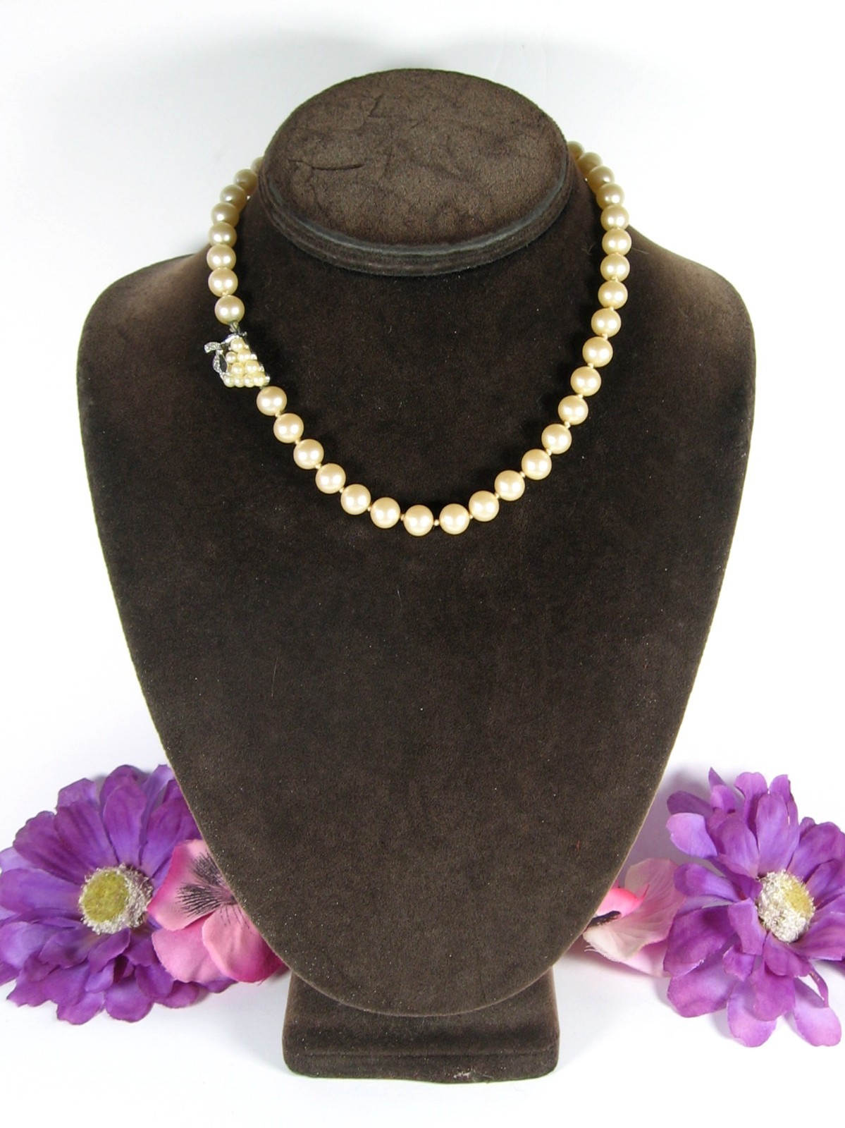 BUNCH OF GRAPES Clasp Vintage GLASS FAUX PEARL BEAD Necklace Beaded Choker 15″