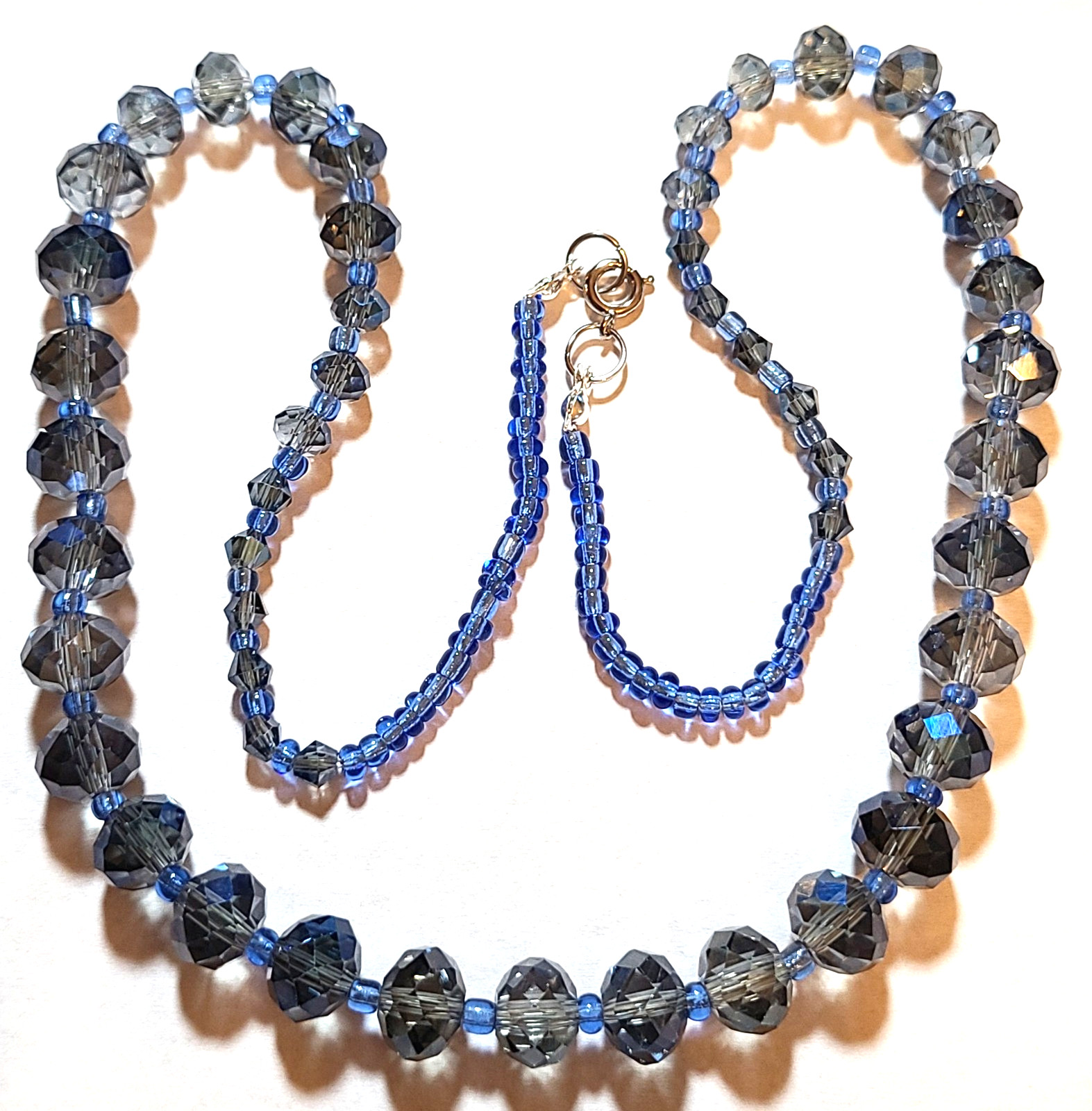 VINTAGE STUNNING SILVER TONE BLUE AURORA BOREALIS FACETED GLASS NECKLACE