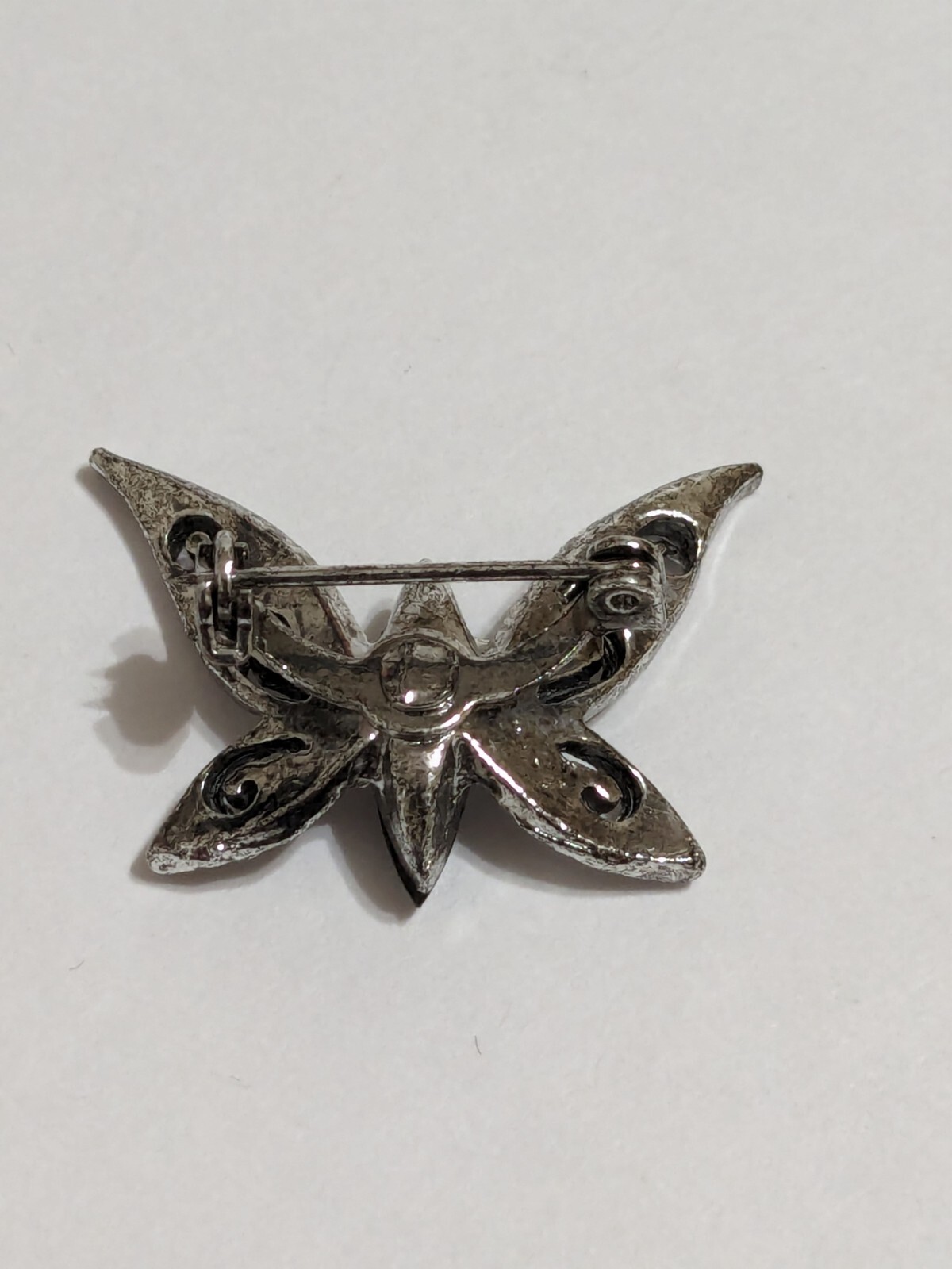 Vintage Silver Tone Etched/Texture Butterfly Pin/Brooch With Faceted Acrylic. 1″