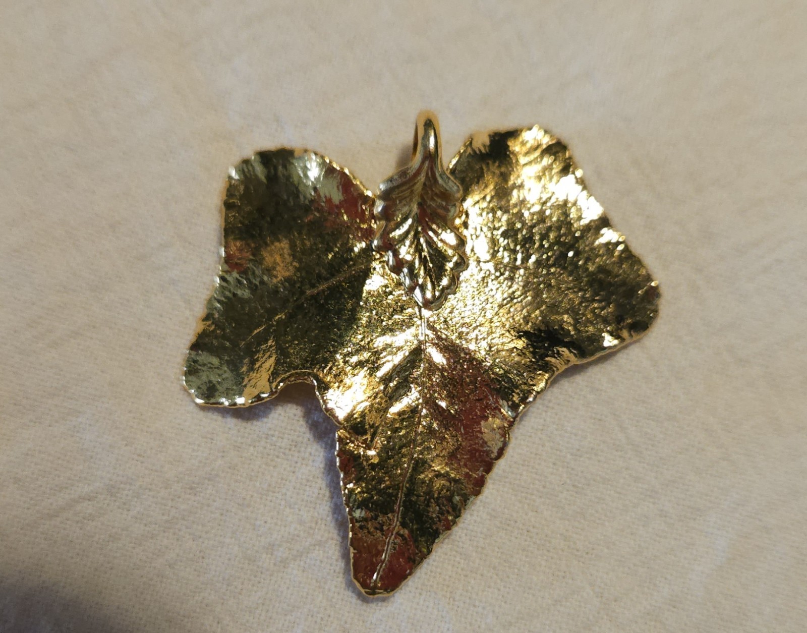 Goldtone Filigree Metal Leaf Pendant Necklace Unsigned Not Marked Vintage