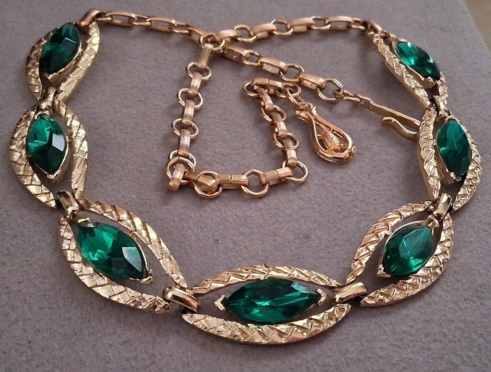 Coro emerald green marquise-cut chain link necklace, gold-tone, excellent condit