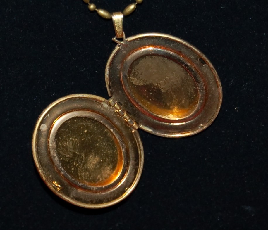 VINTAGE JEWELRY Necklace Floral Locket Pendant On Chain