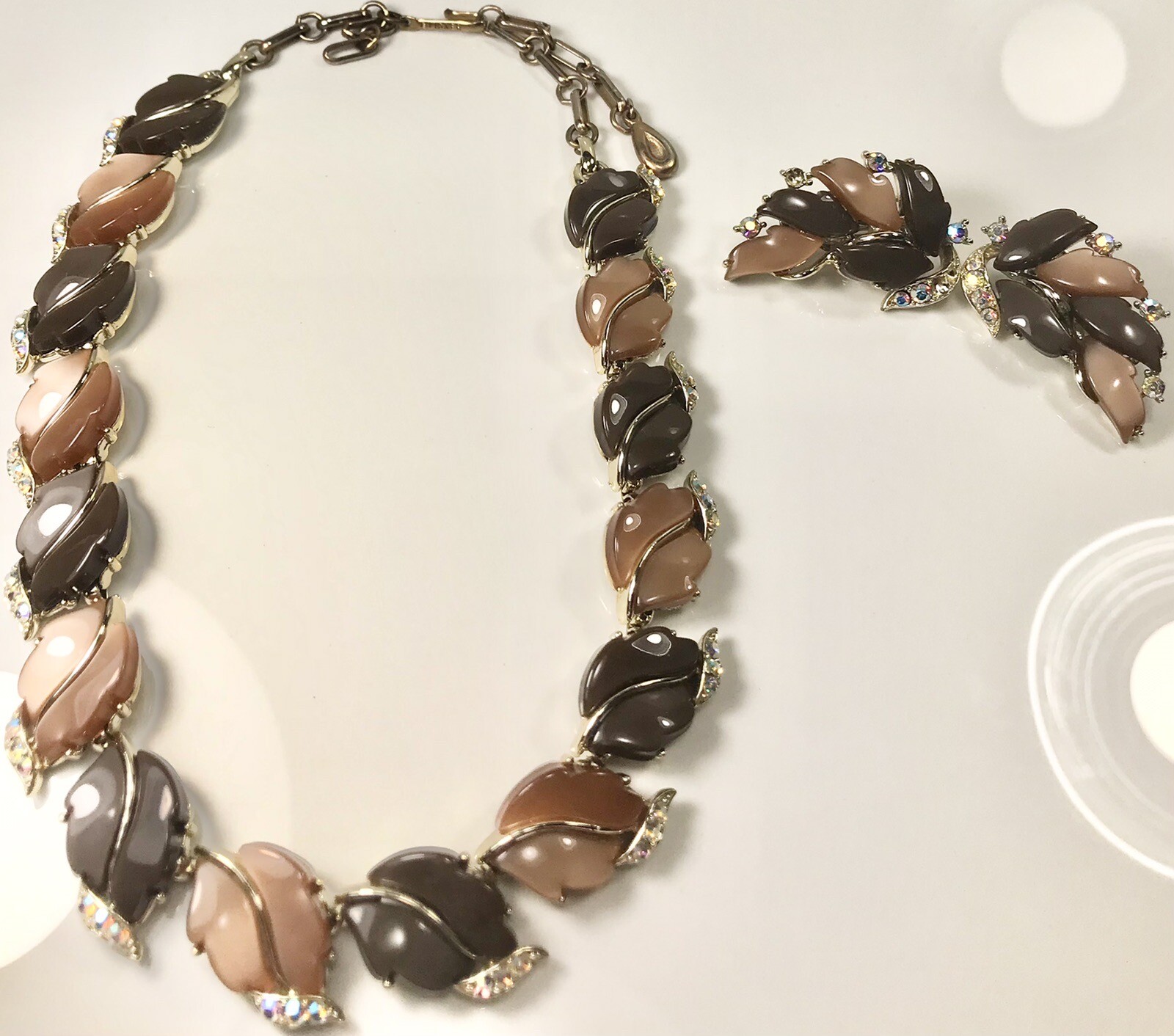 LISNER VINTAGE GOLDTONE THERMOSET CRYSTAL BROWN PEACH LEAF JEWELRY SET (C20B)