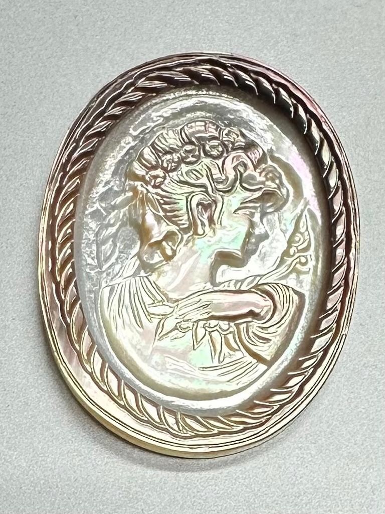 24.60cts 39x28x2.3mm Antique Gold Carved Shell Cameo Pendant