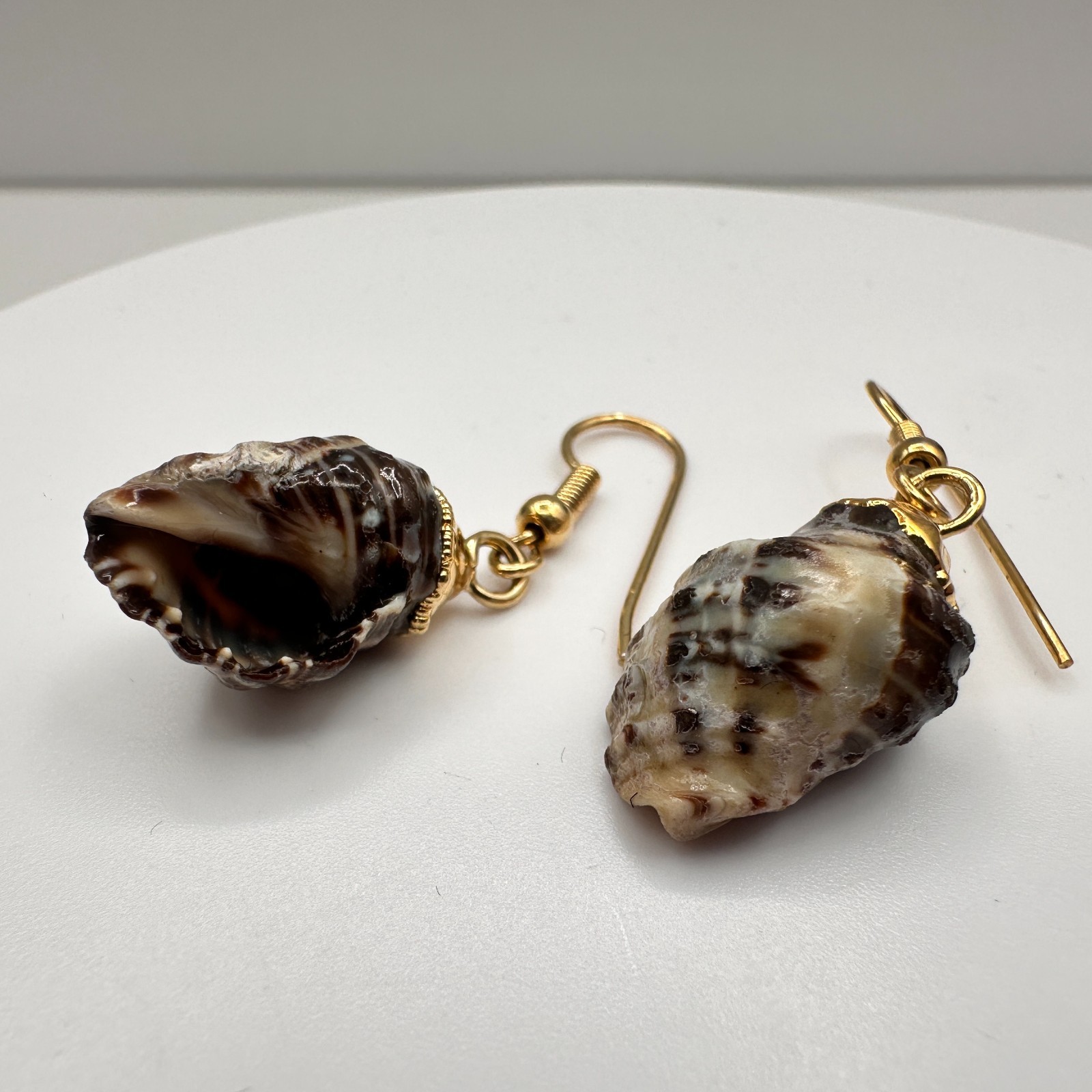 Vintage 90s Natural Sea Shell Dangle Earrings Gold Tone Beach Women’s Jewelry