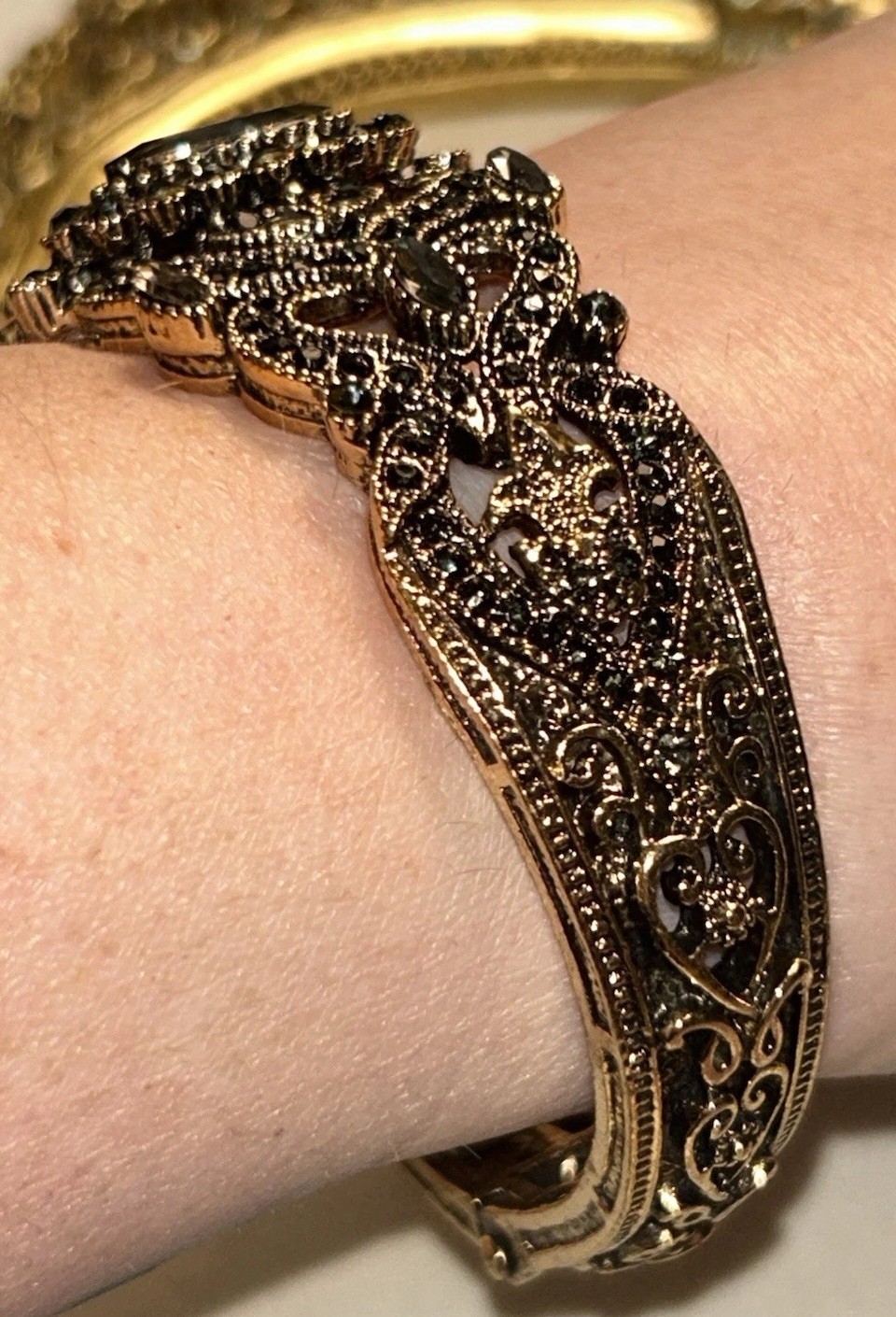 Visson Signed Gothic Smoky Quartz Tone Rhinestone Filigree Hinged Bangle Size 7
